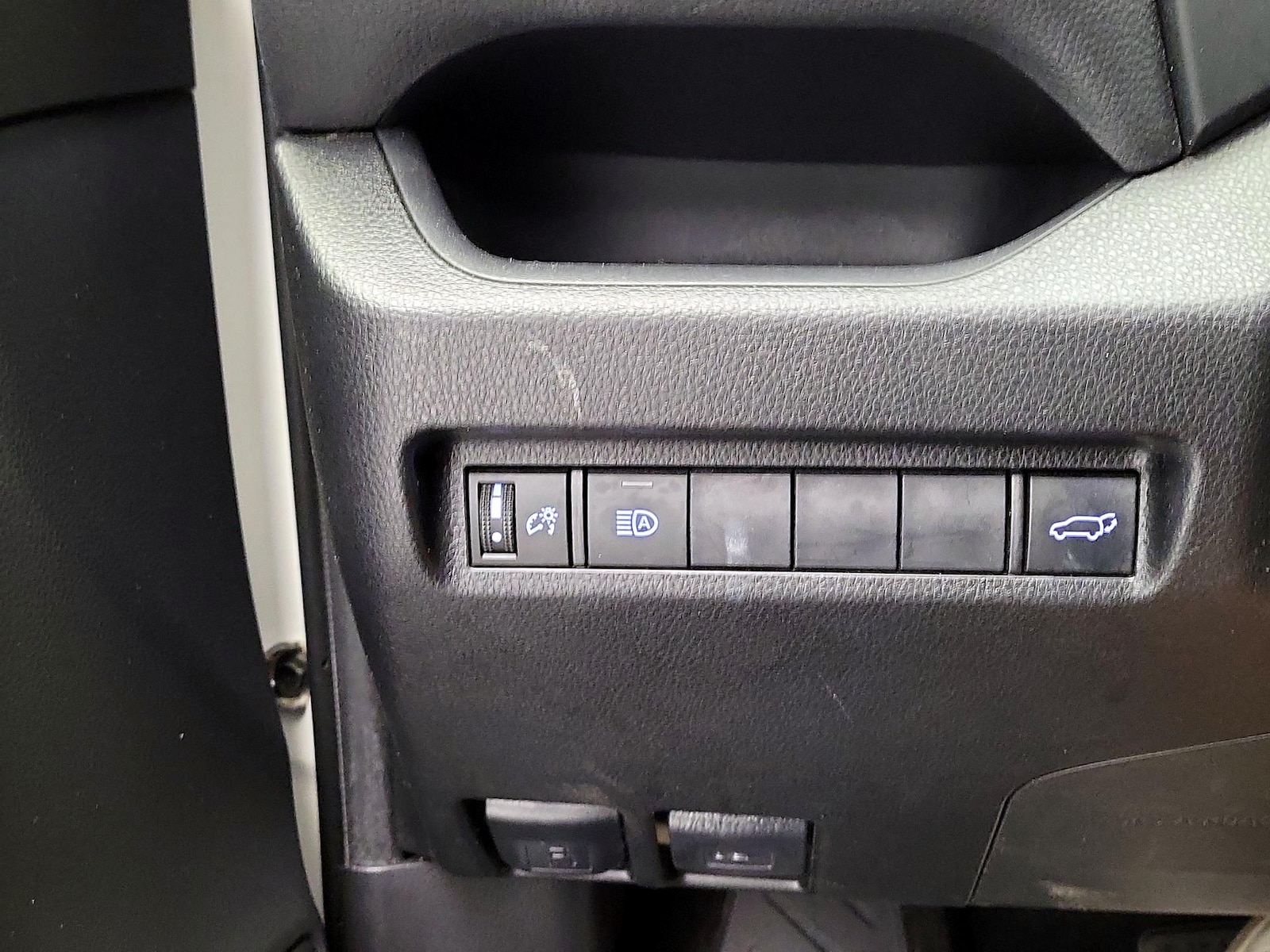 2020 Toyota RAV4 XLE - Photo 14
