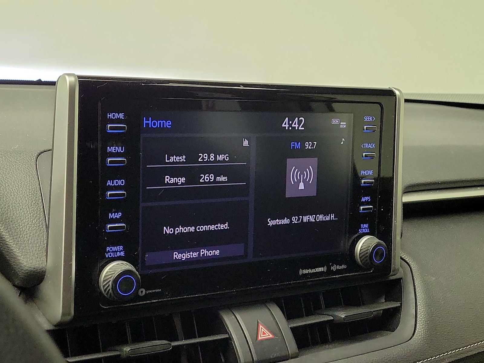 2020 Toyota RAV4 XLE - Photo 16
