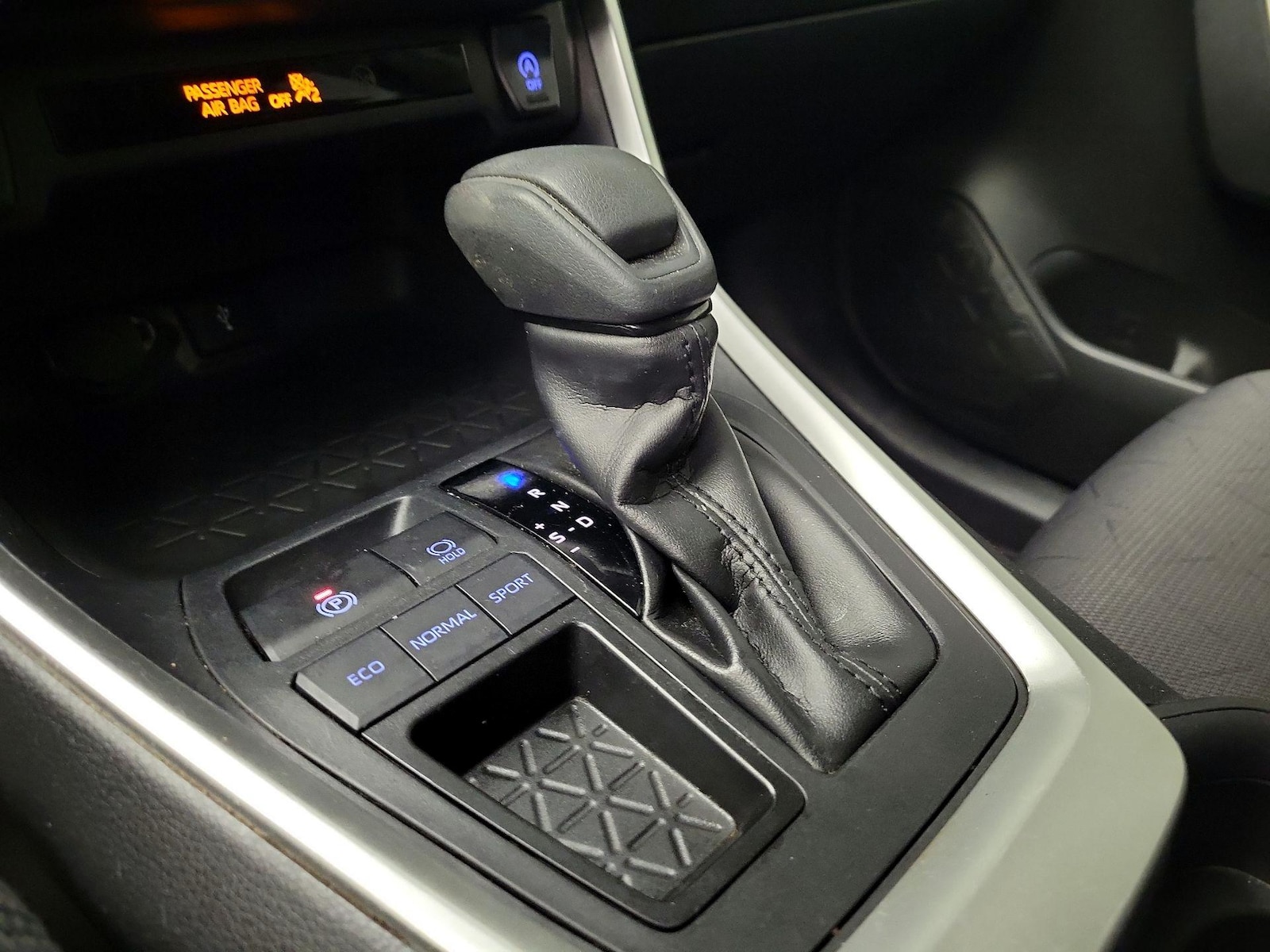2020 Toyota RAV4 XLE - Photo 18