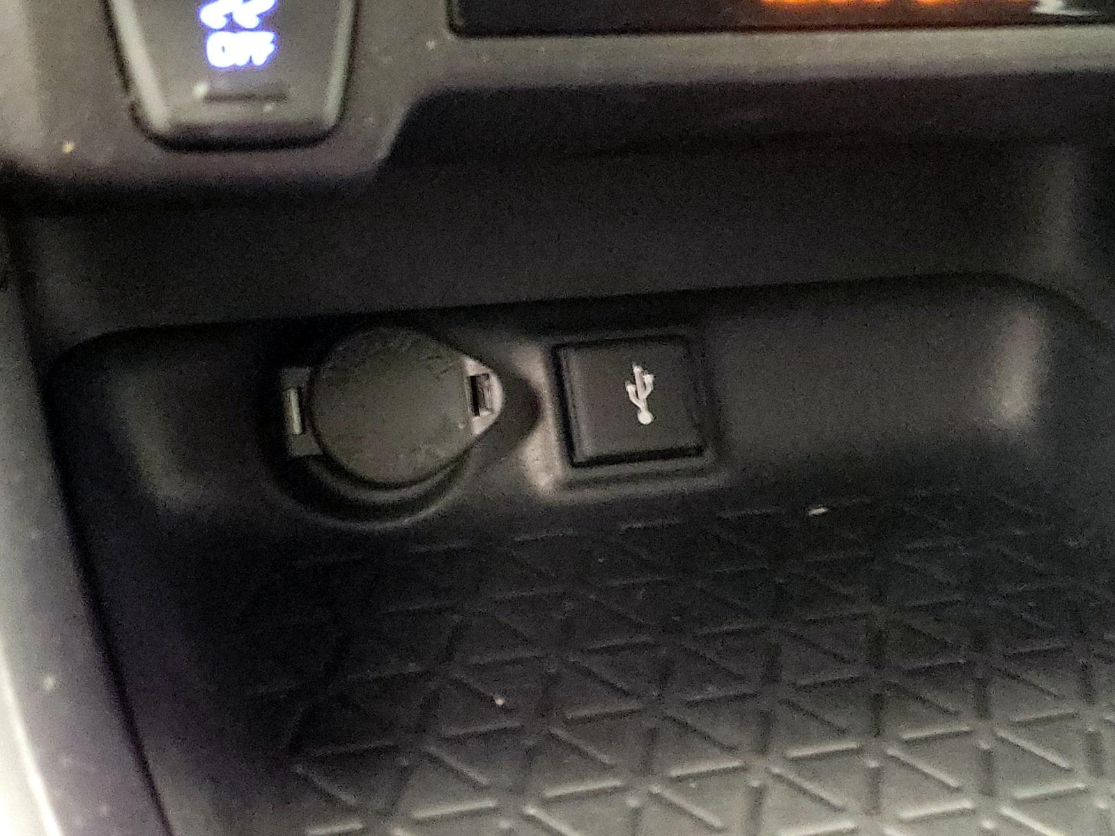 2020 Toyota RAV4 XLE - Photo 19