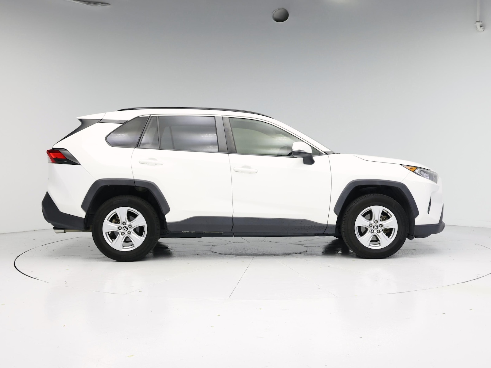 2020 Toyota RAV4 XLE - Photo 8