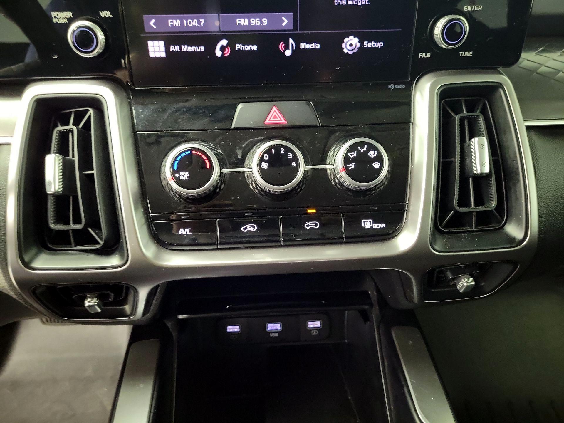 Thumbnail: 2023 Kia Sorento - 16