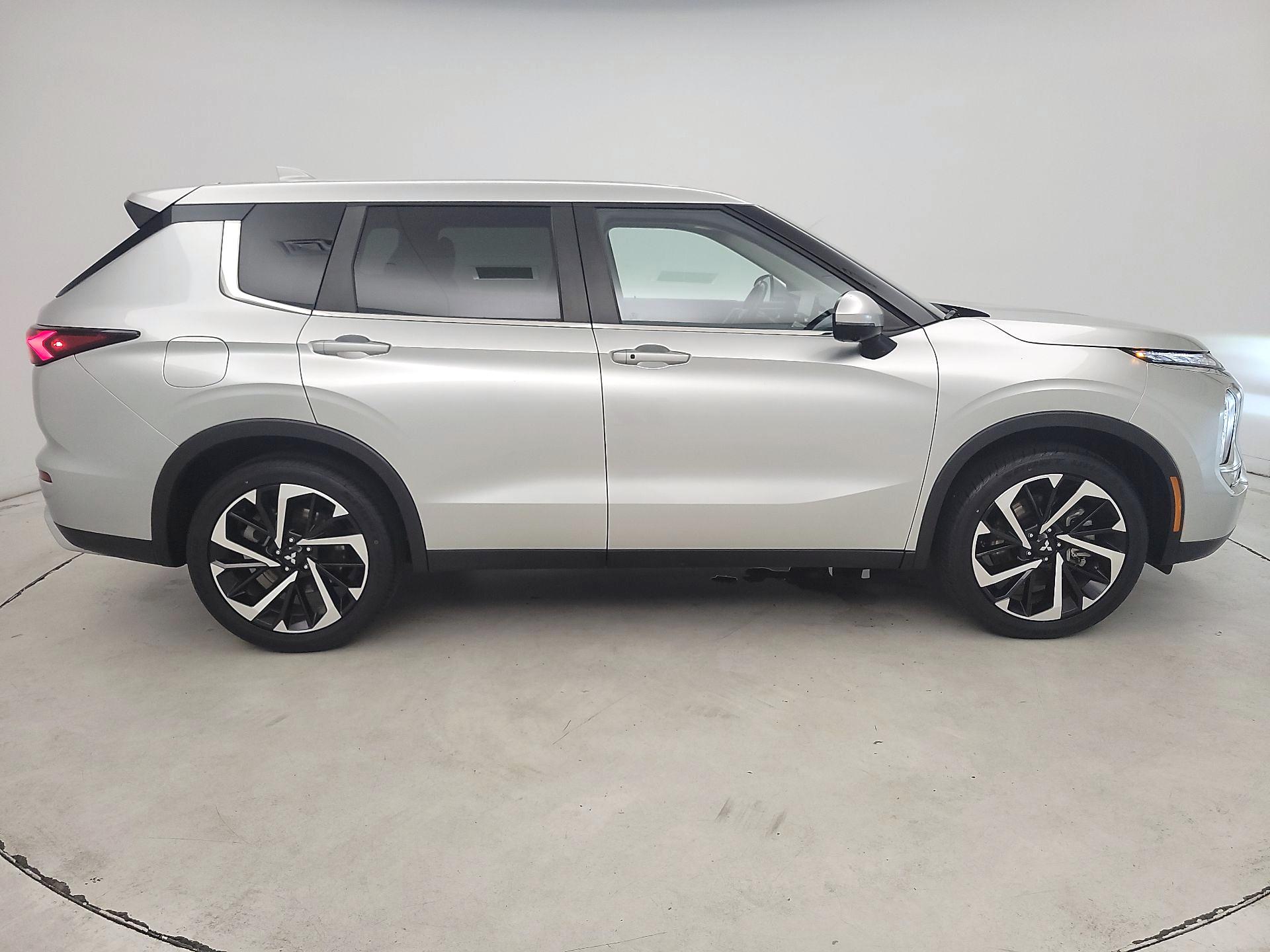 Thumbnail: 2024 Mitsubishi Outlander - 4