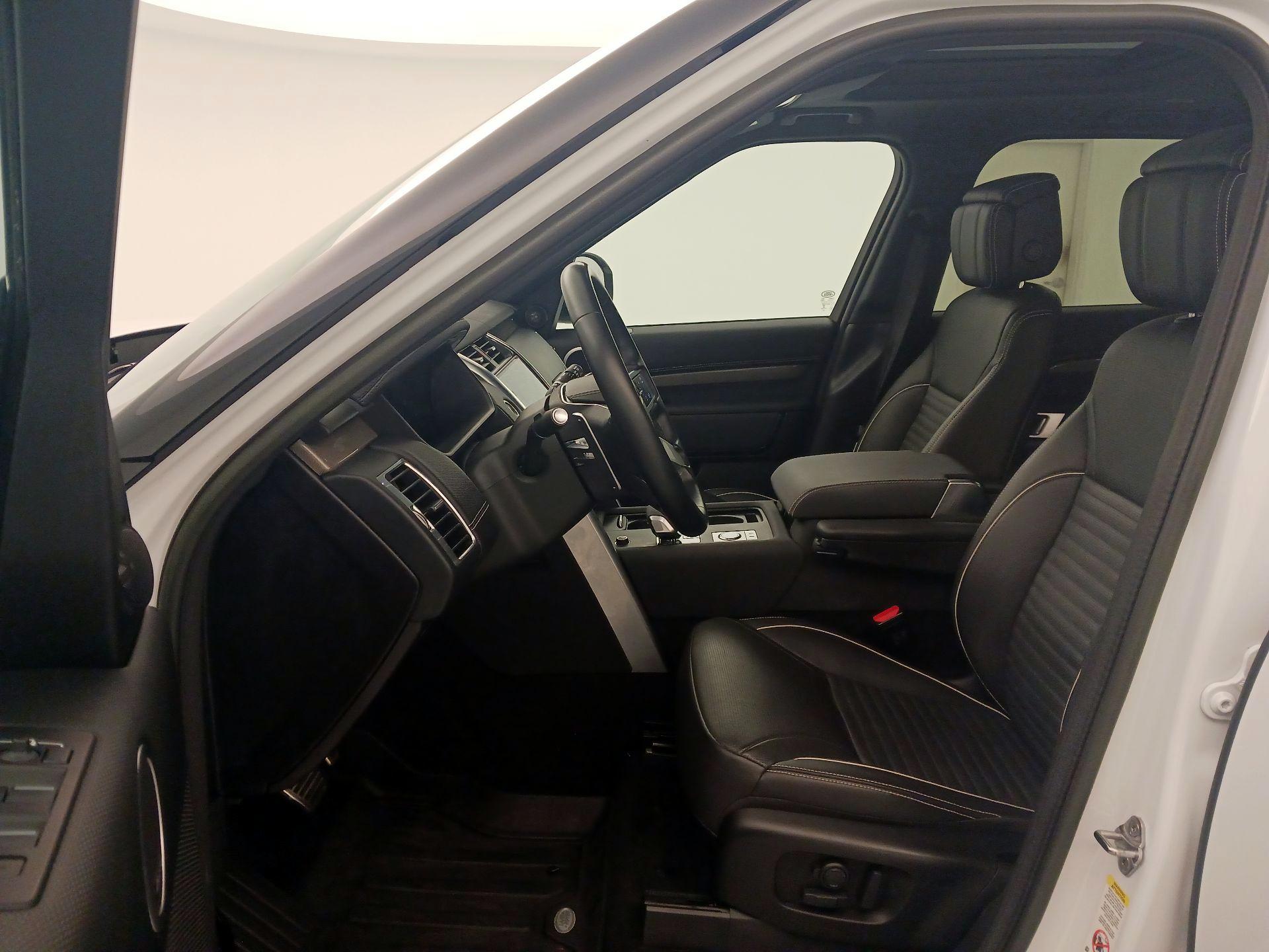 Thumbnail: 2023 Land Rover Discovery - 11