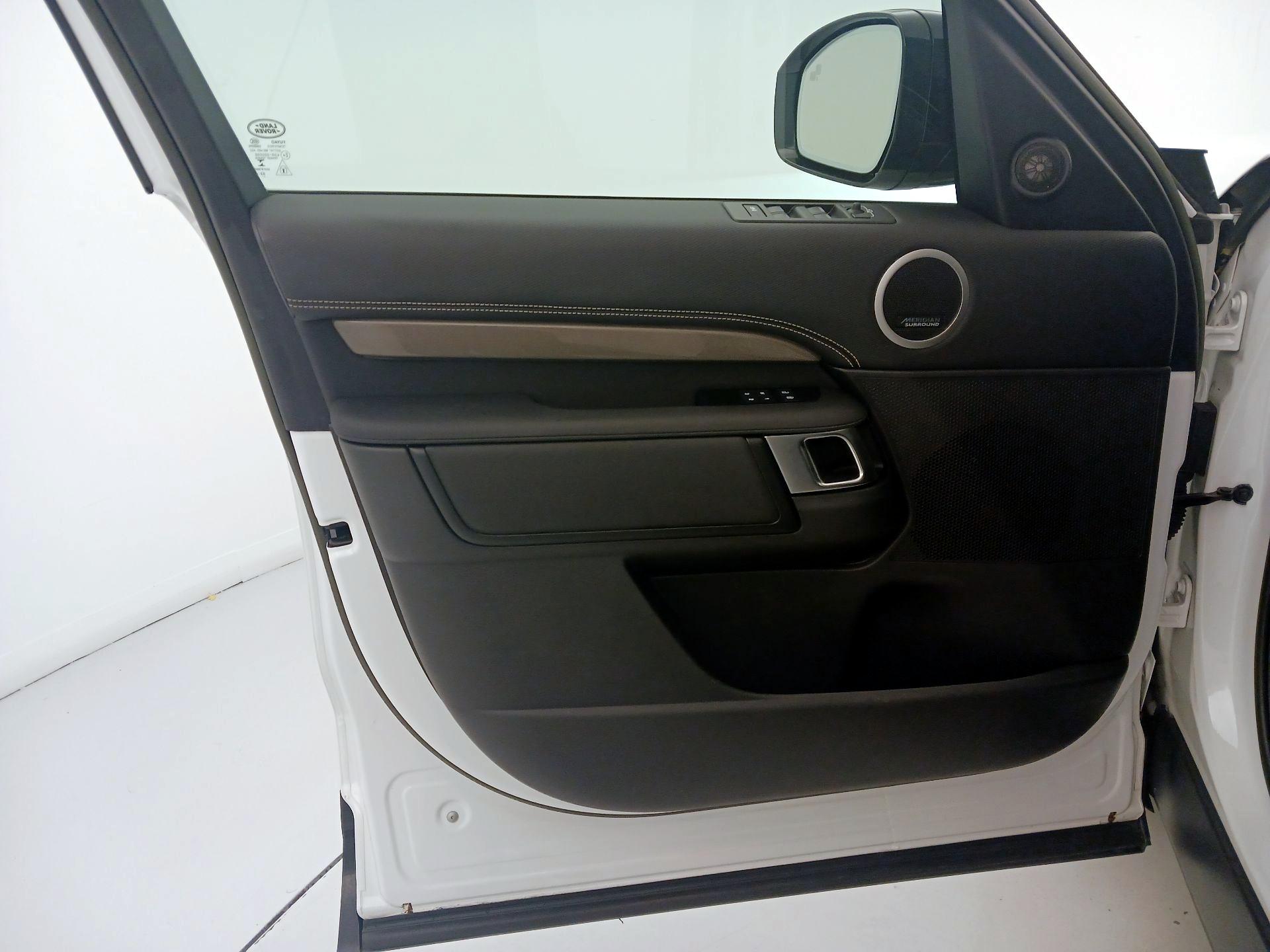 Thumbnail: 2023 Land Rover Discovery - 12