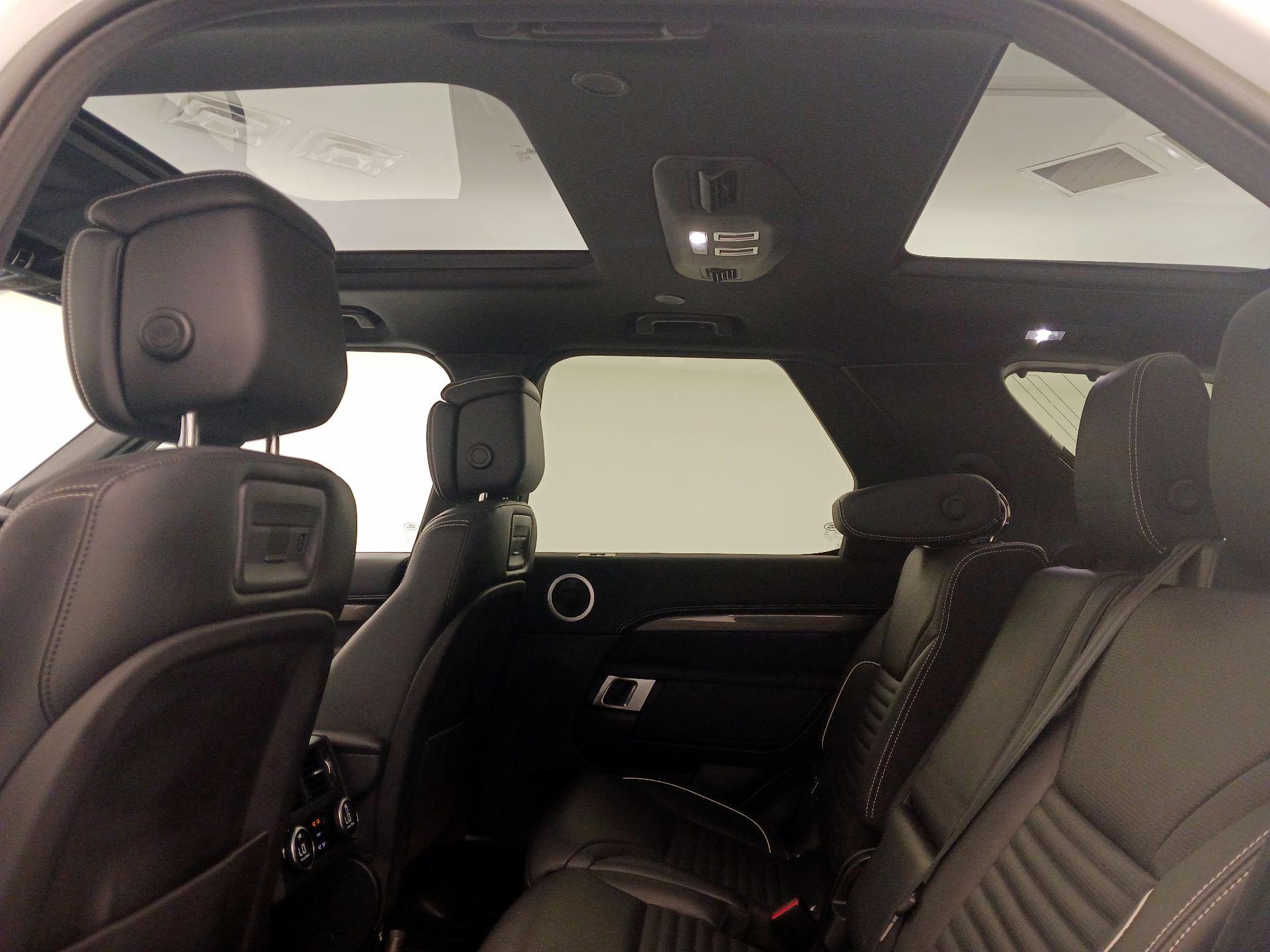 Thumbnail: 2023 Land Rover Discovery - 20