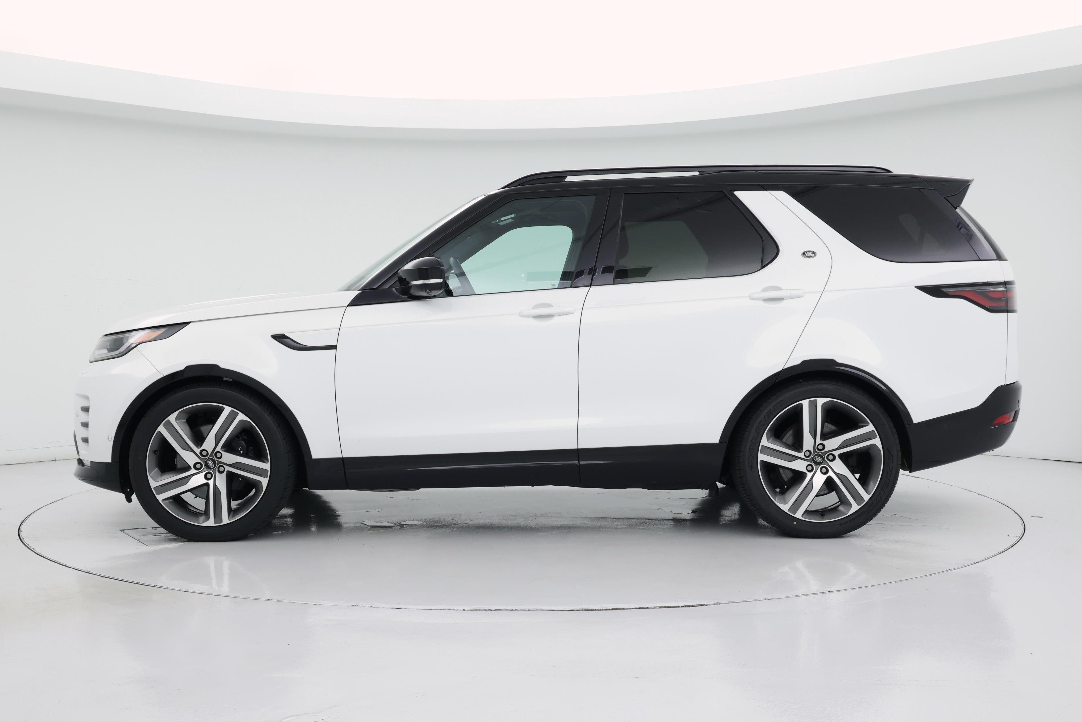 Thumbnail: 2023 Land Rover Discovery - 3