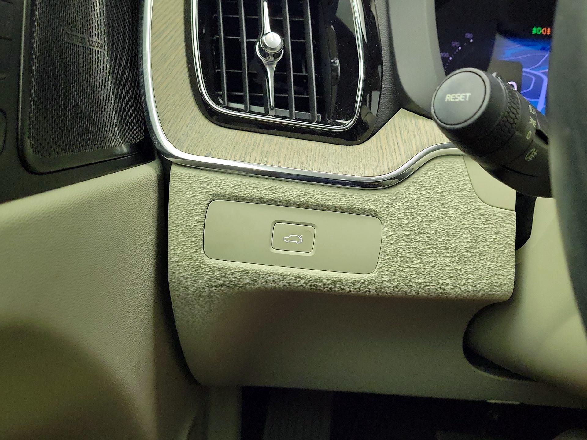 Thumbnail: 2023 Volvo XC60 - 13