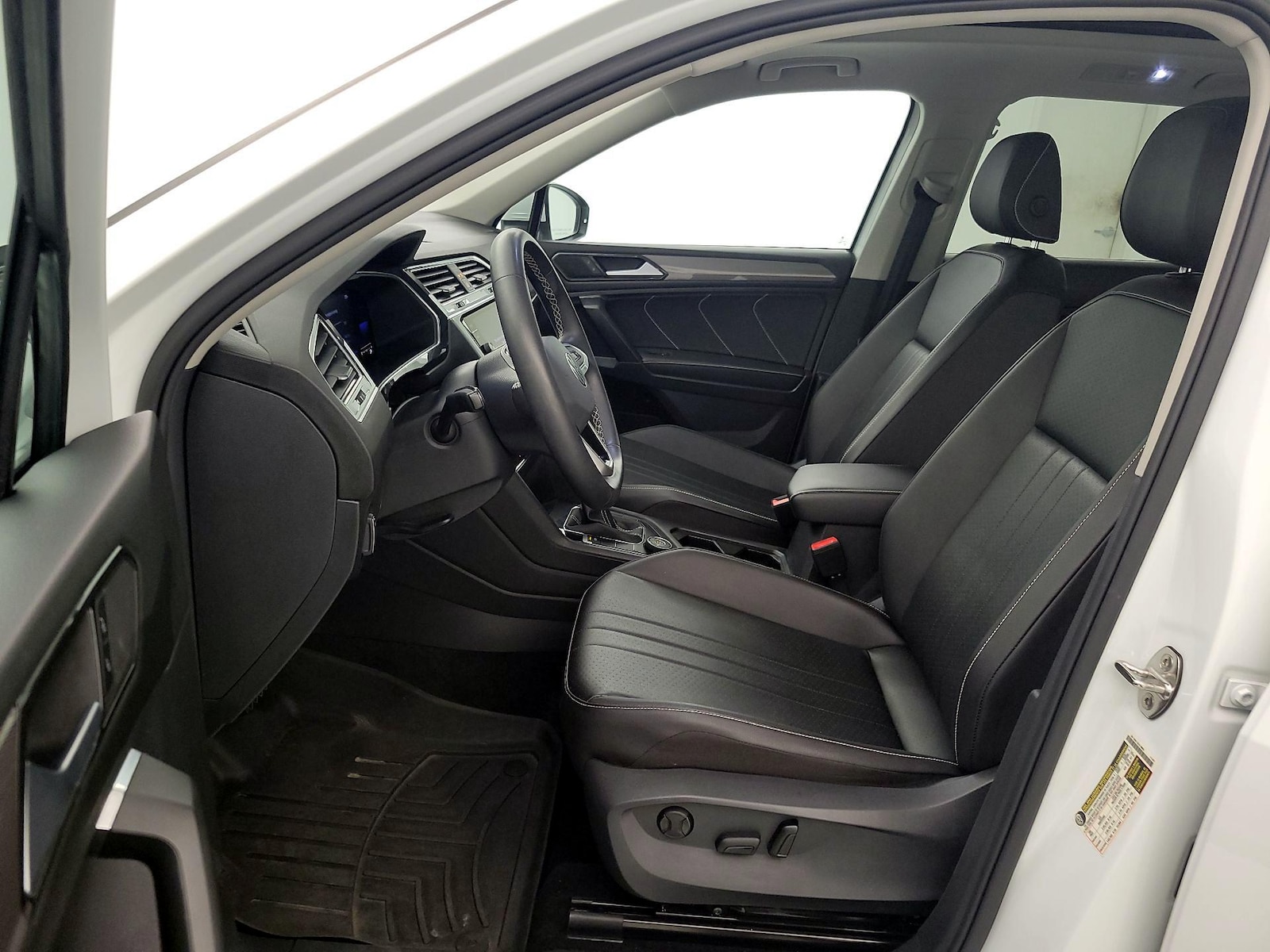 2022 Volkswagen Tiguan SE - Photo 12