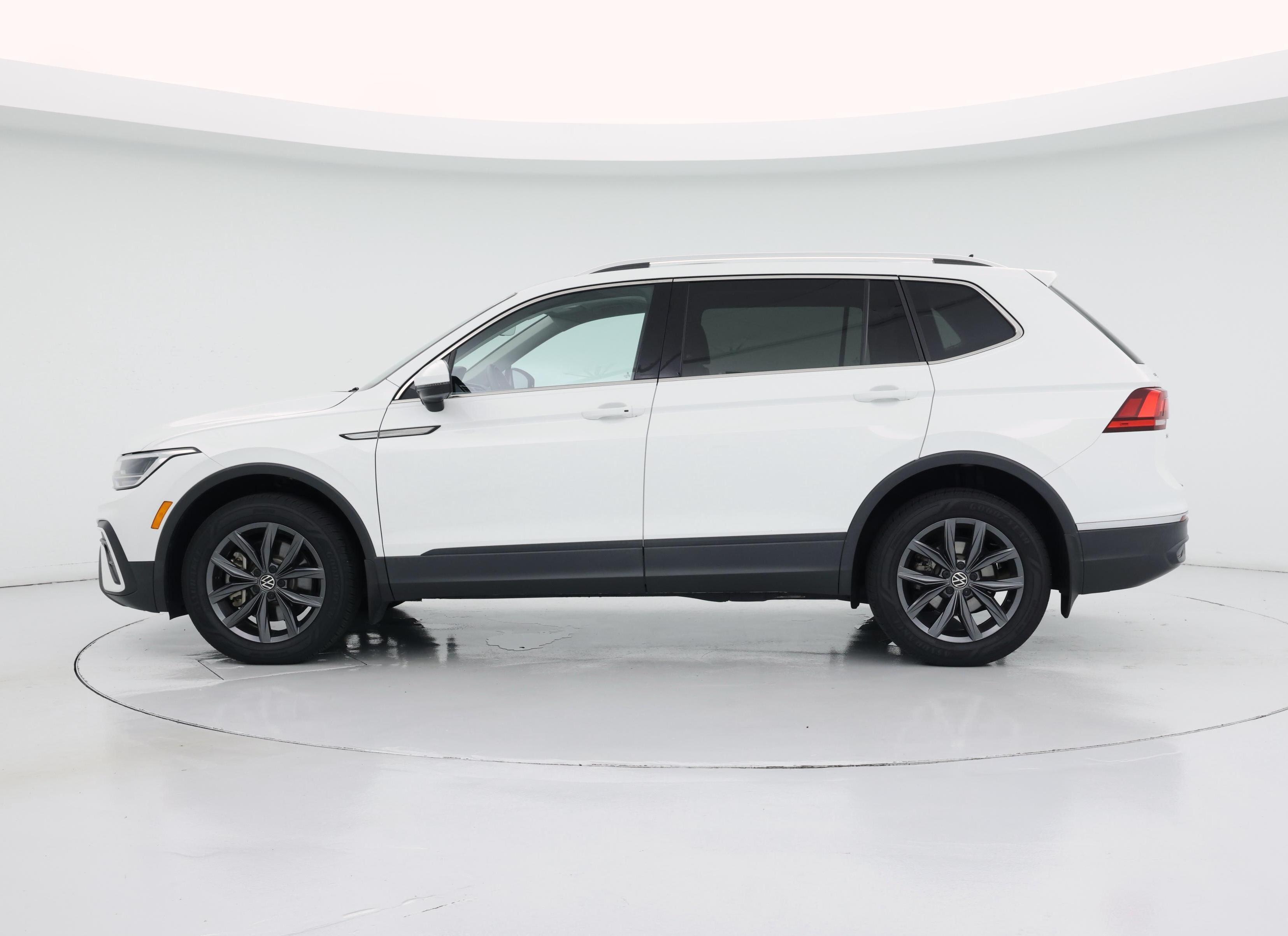 Thumbnail: 2022 Volkswagen Tiguan - 3