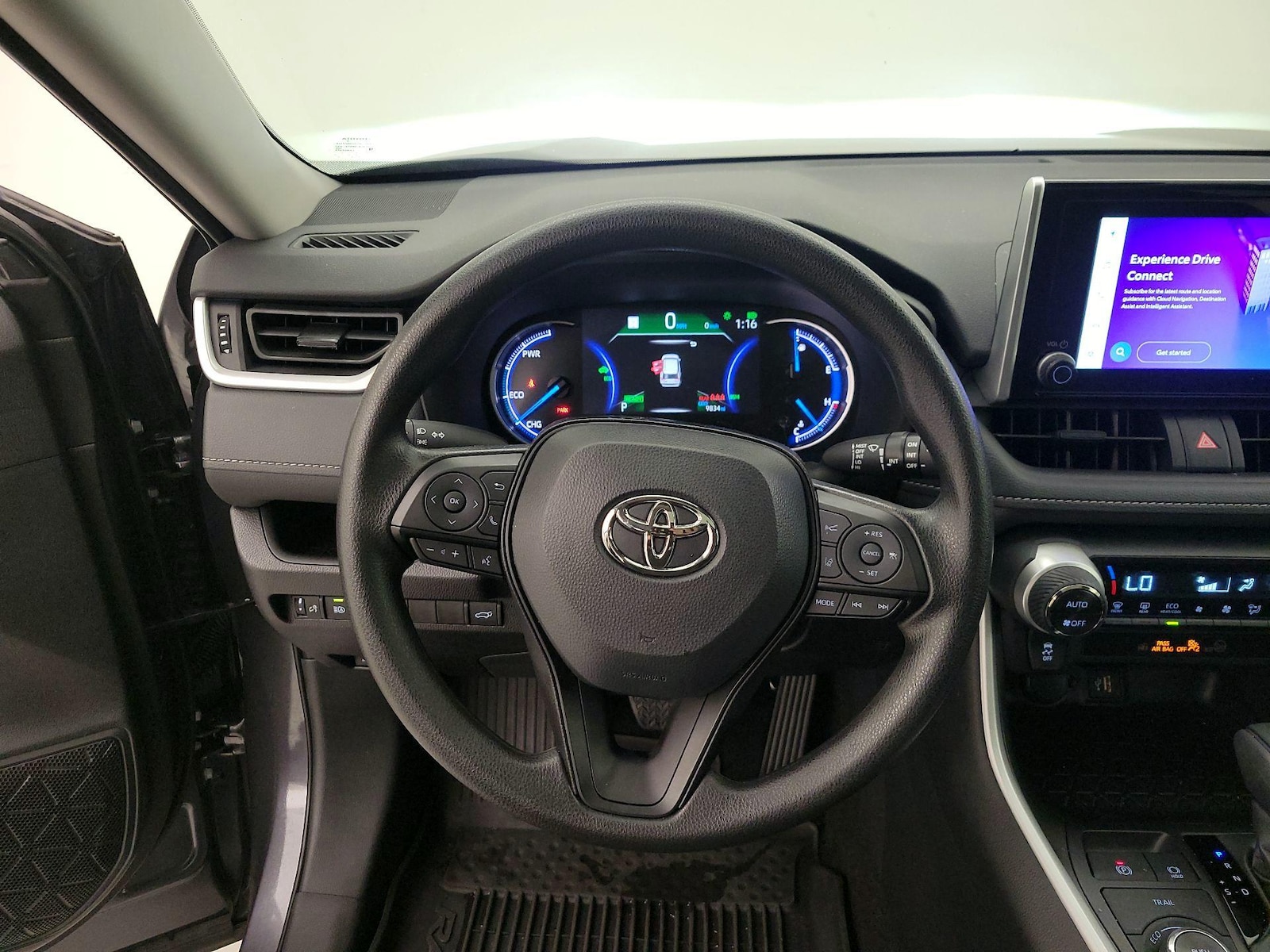 2025 Toyota RAV4 XLE - Photo 11