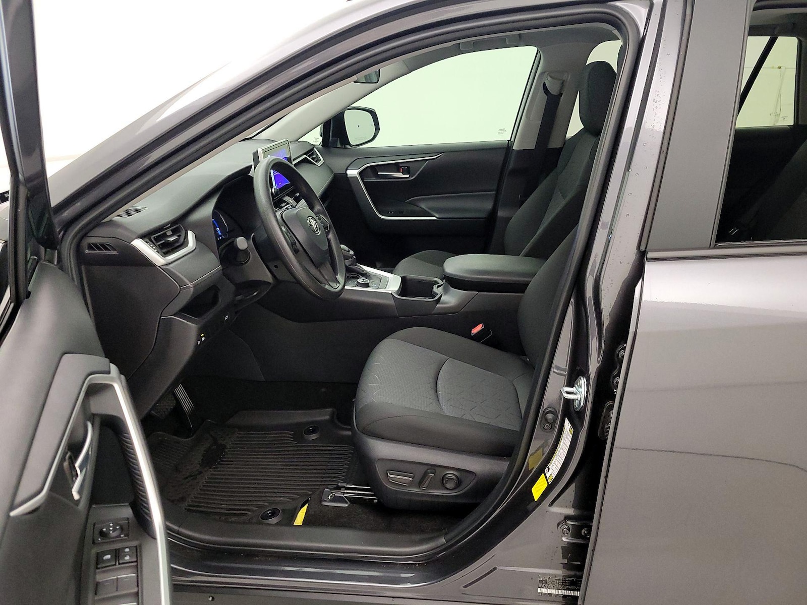 2025 Toyota RAV4 XLE - Photo 12