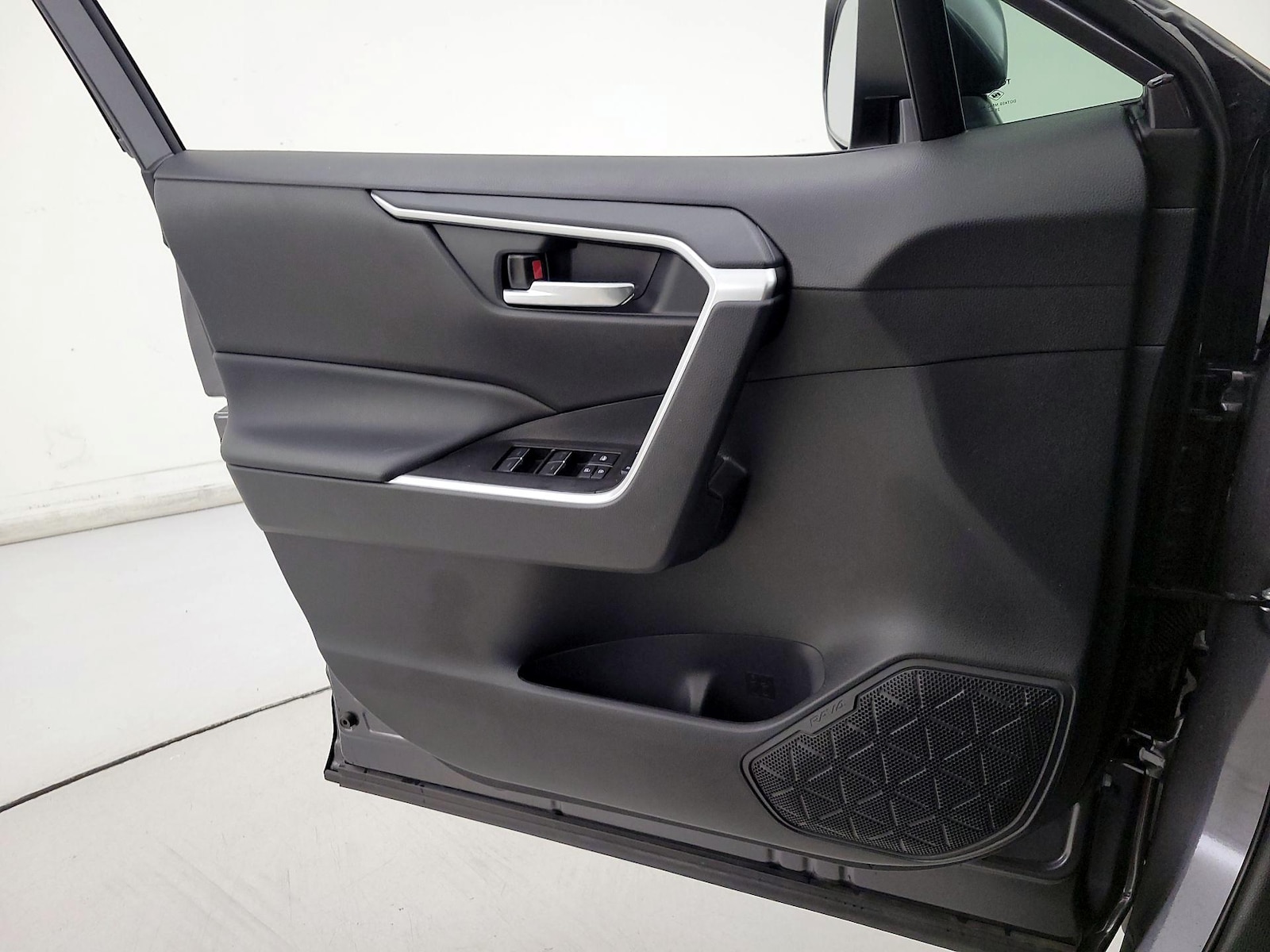 2025 Toyota RAV4 XLE - Photo 13
