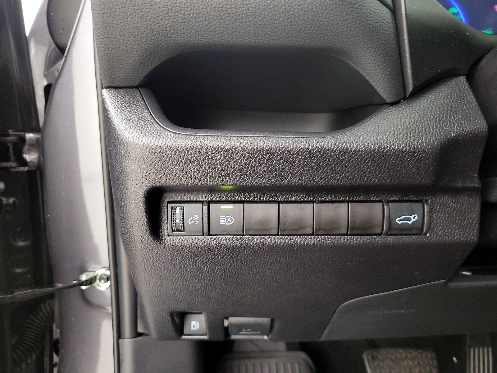 2025 Toyota RAV4 XLE - Photo 14