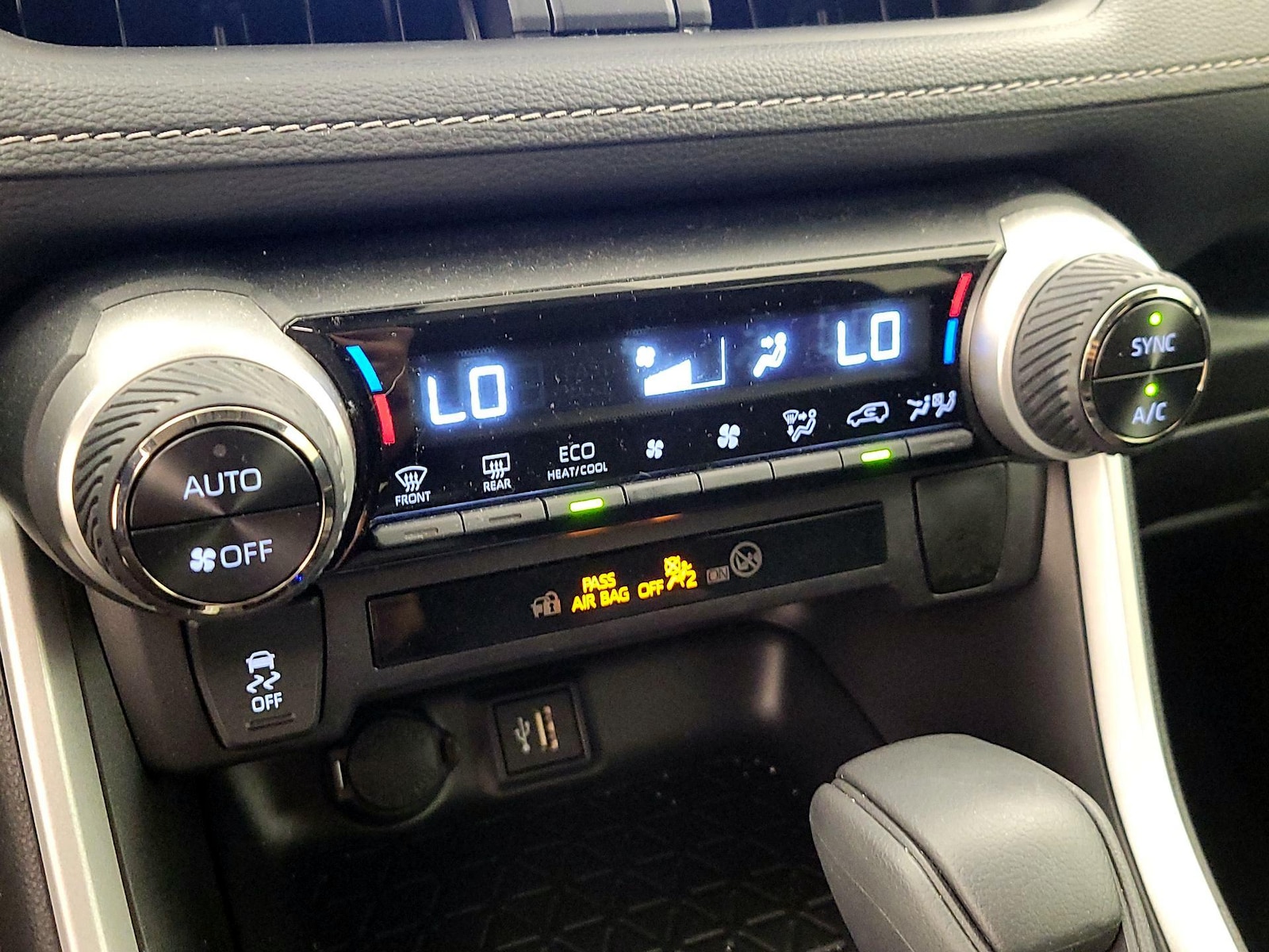 2025 Toyota RAV4 XLE - Photo 17