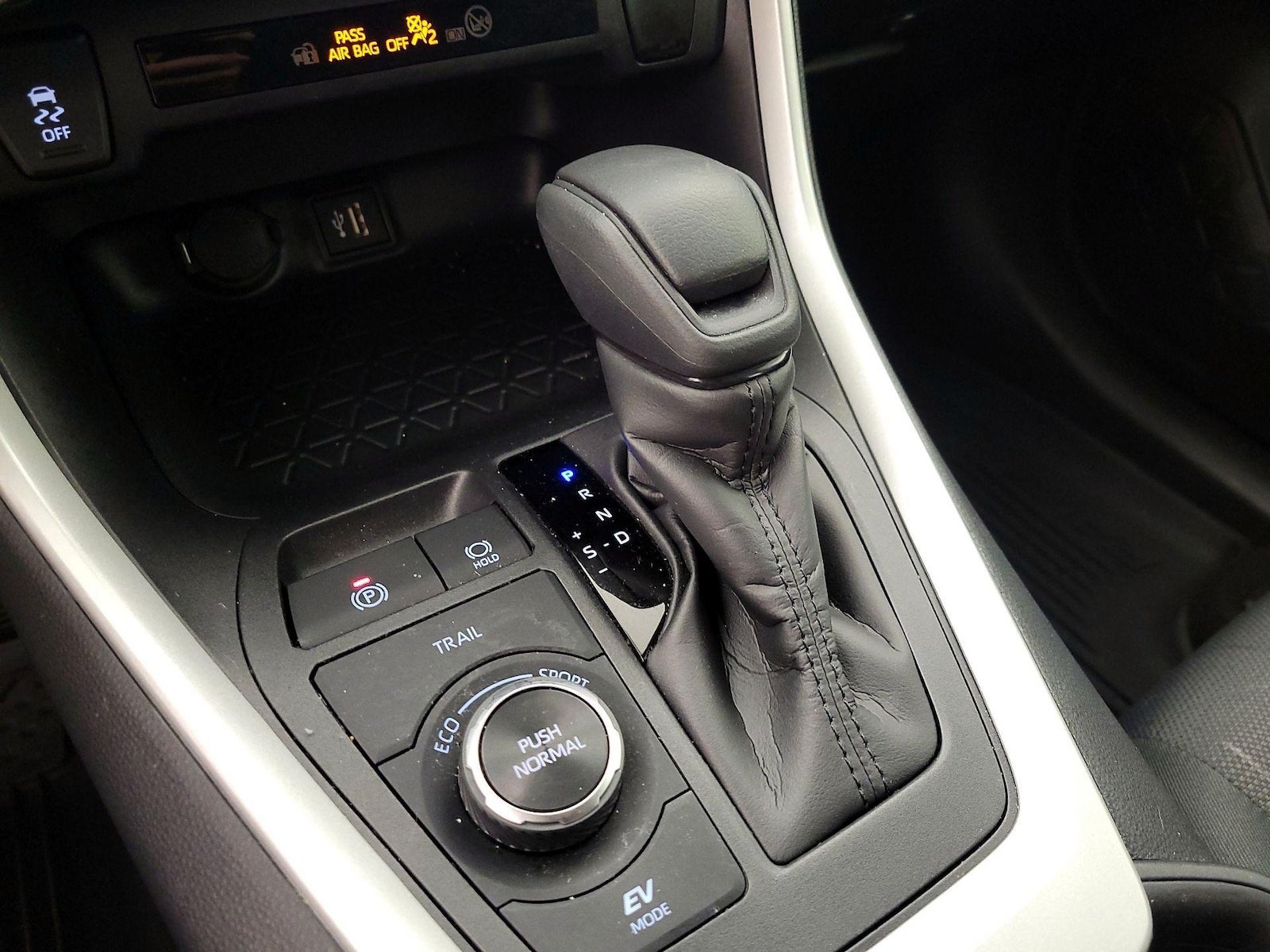 2025 Toyota RAV4 XLE - Photo 18
