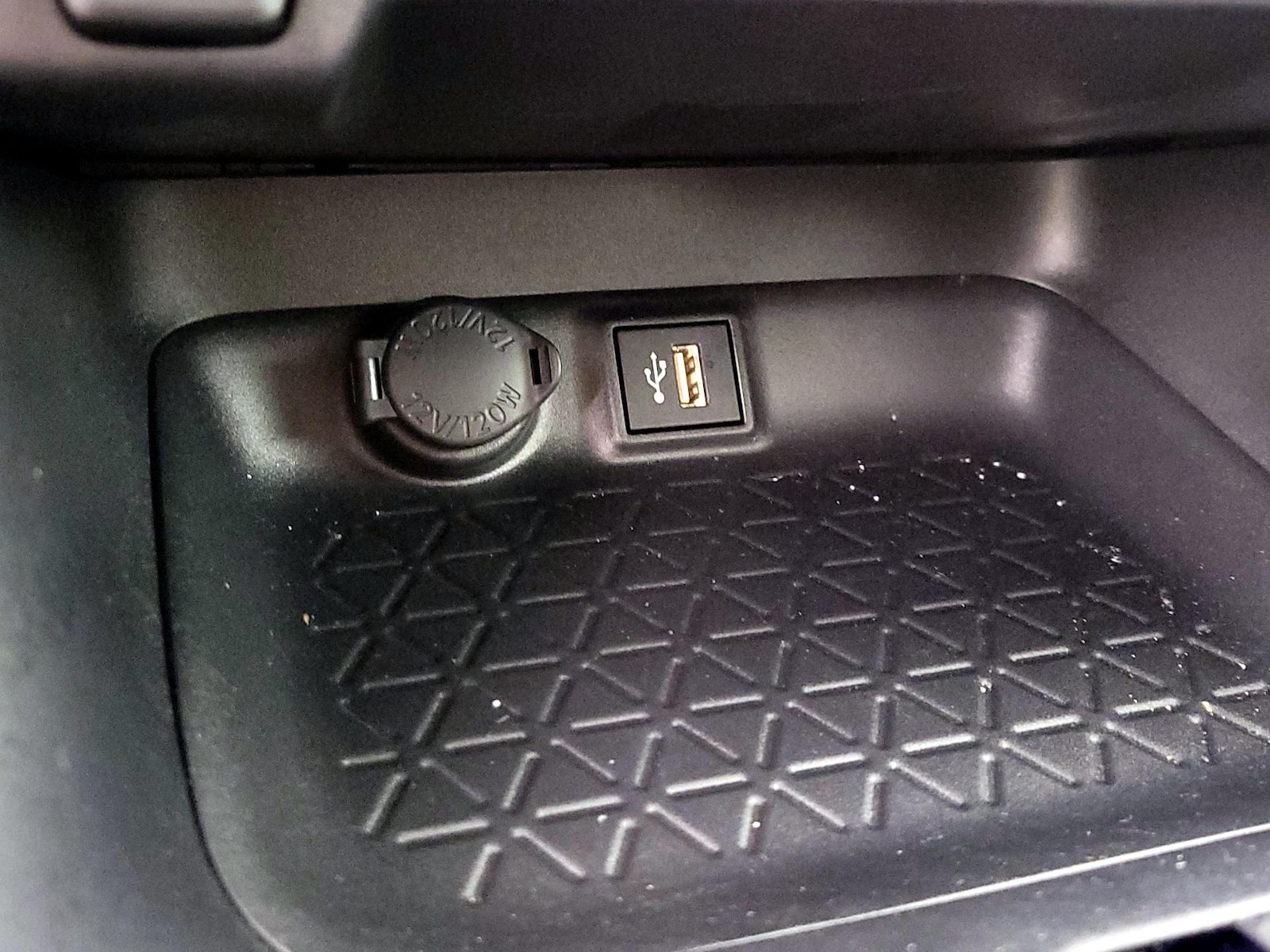 2025 Toyota RAV4 XLE - Photo 19