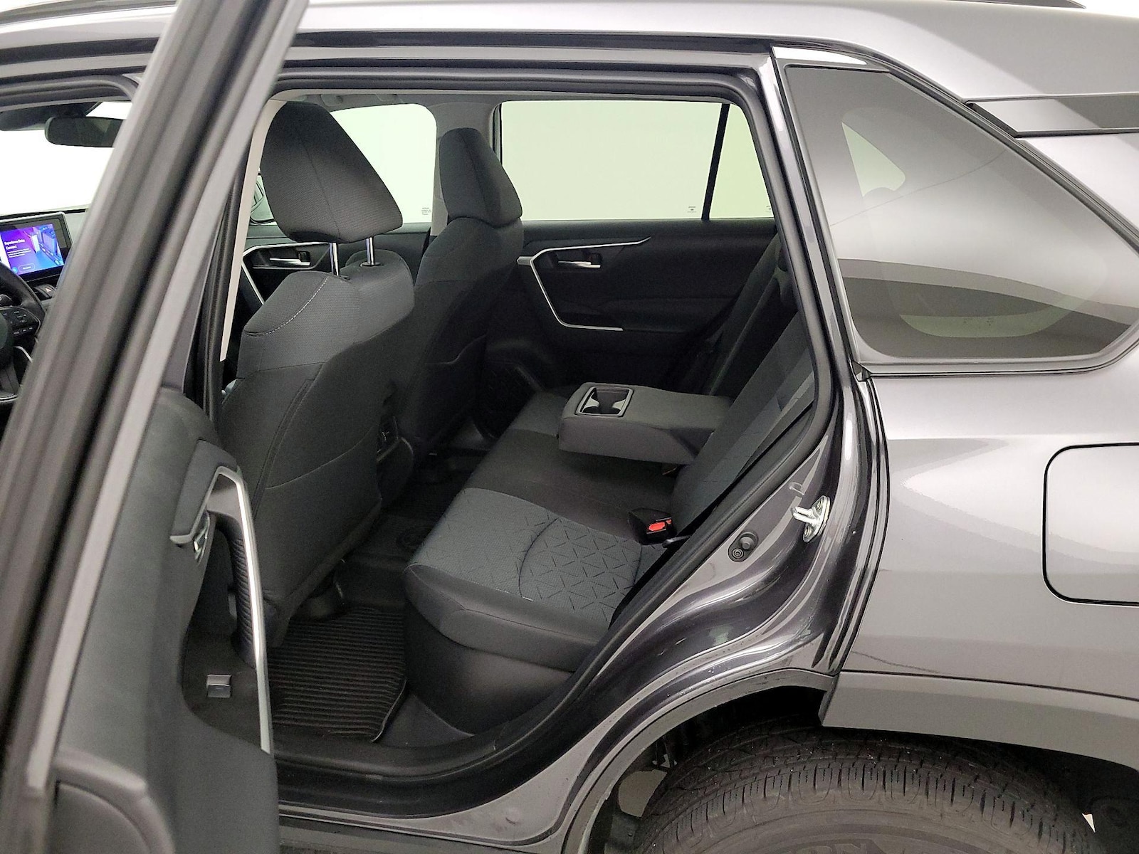 2025 Toyota RAV4 XLE - Photo 21