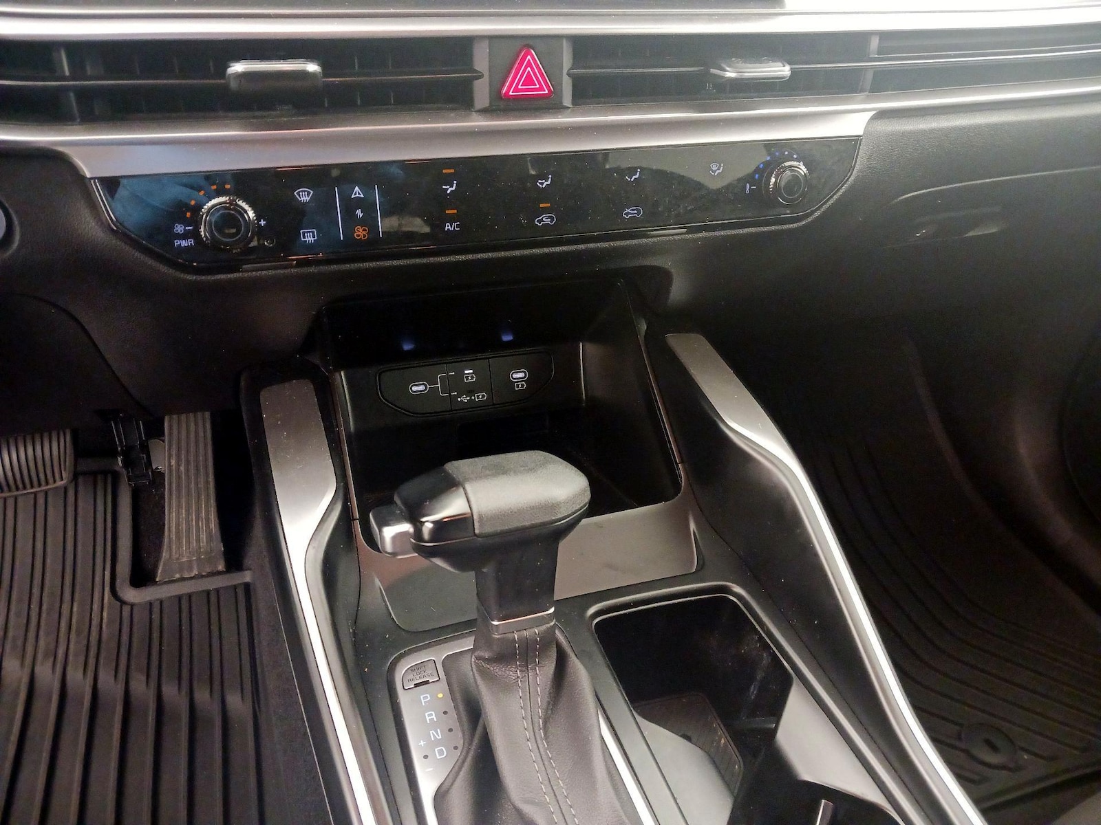2025 Kia Sorento LX - Photo 17