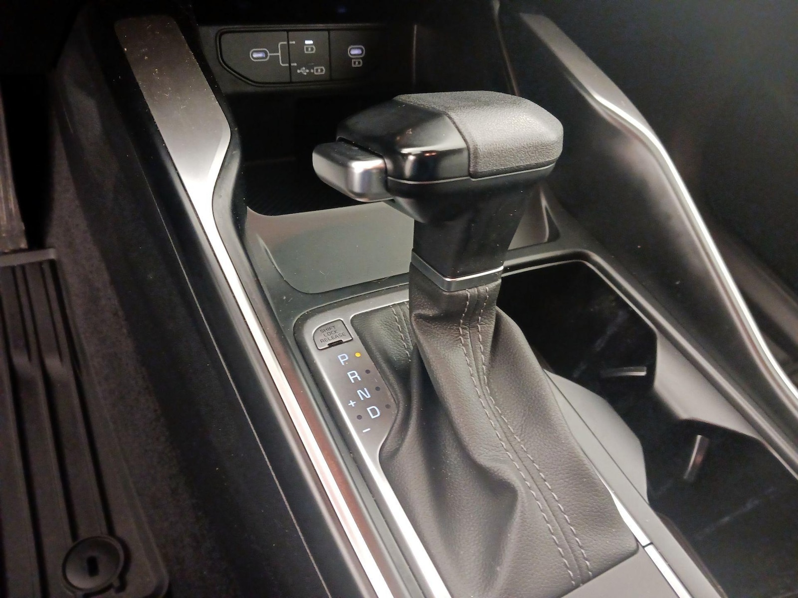 2025 Kia Sorento LX - Photo 18