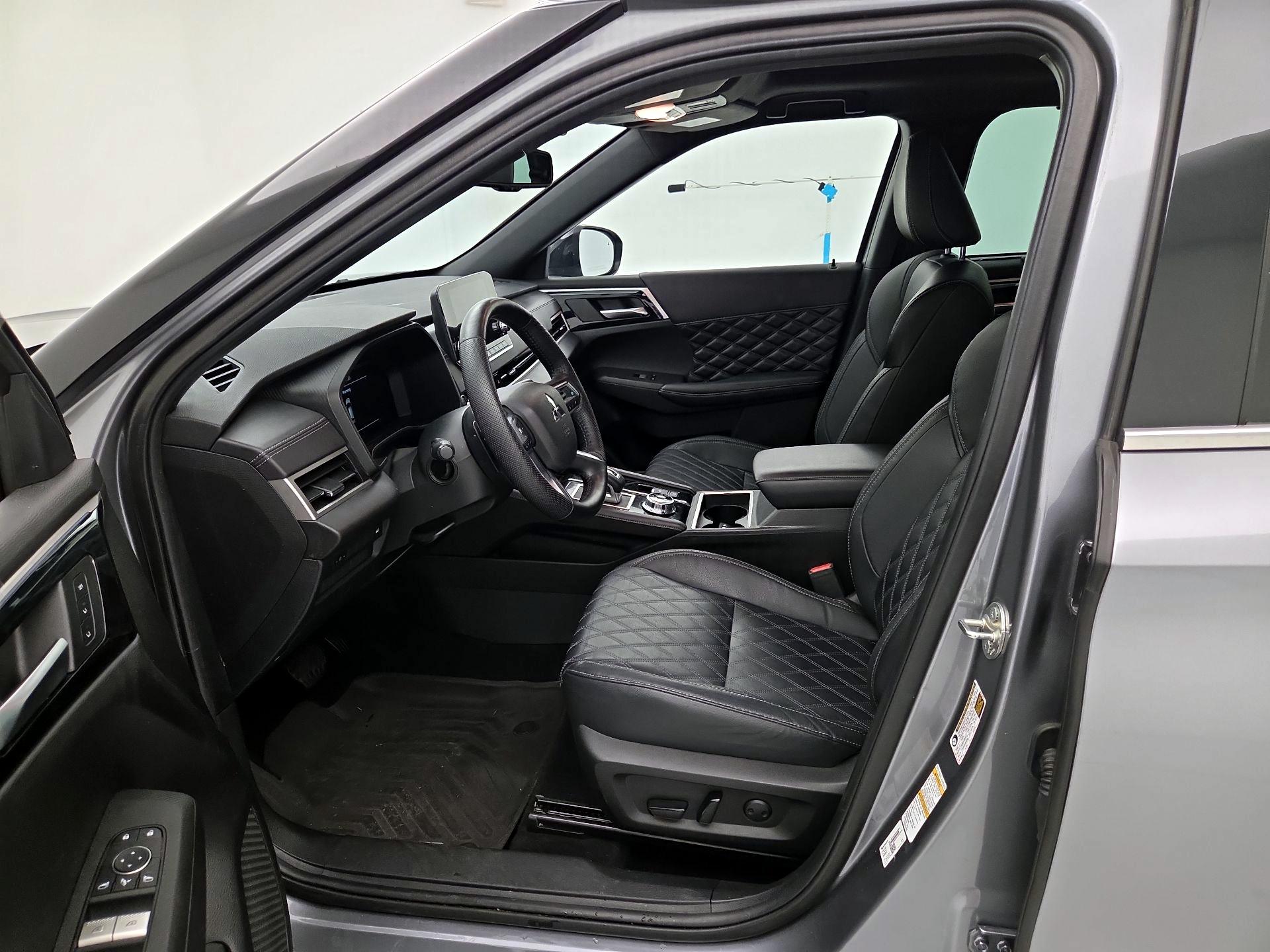 Thumbnail: 2023 Mitsubishi Outlander - 11