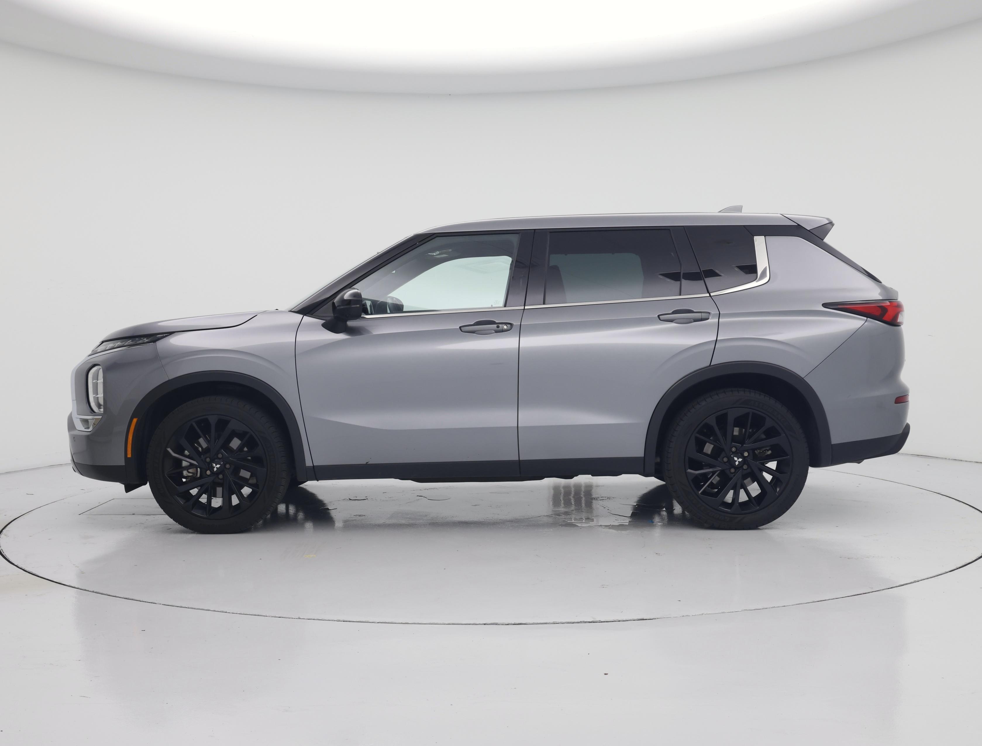 Thumbnail: 2023 Mitsubishi Outlander - 3