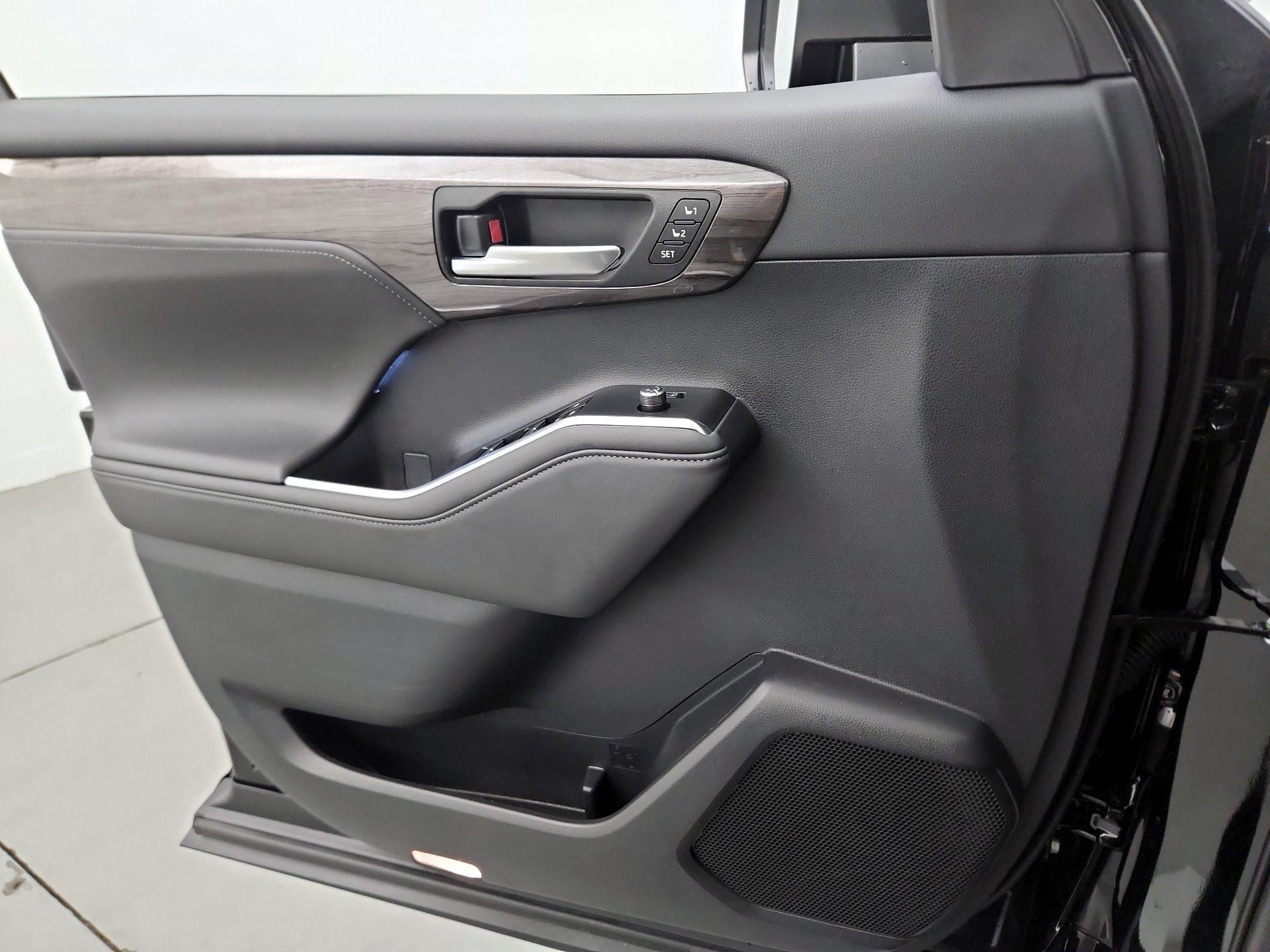 Thumbnail: 2026 Toyota Highlander - 12
