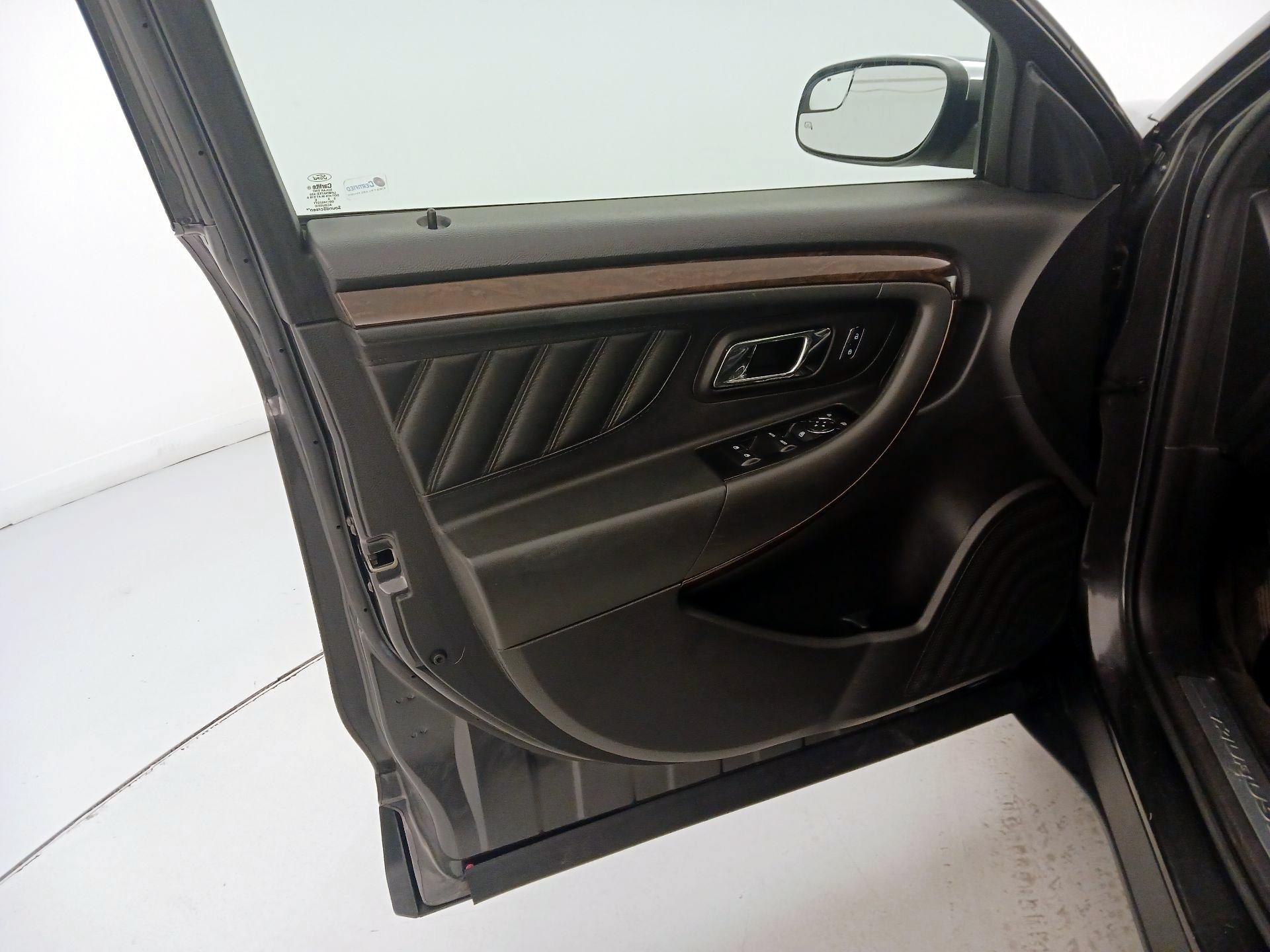 Thumbnail: 2016 Ford Taurus - 12