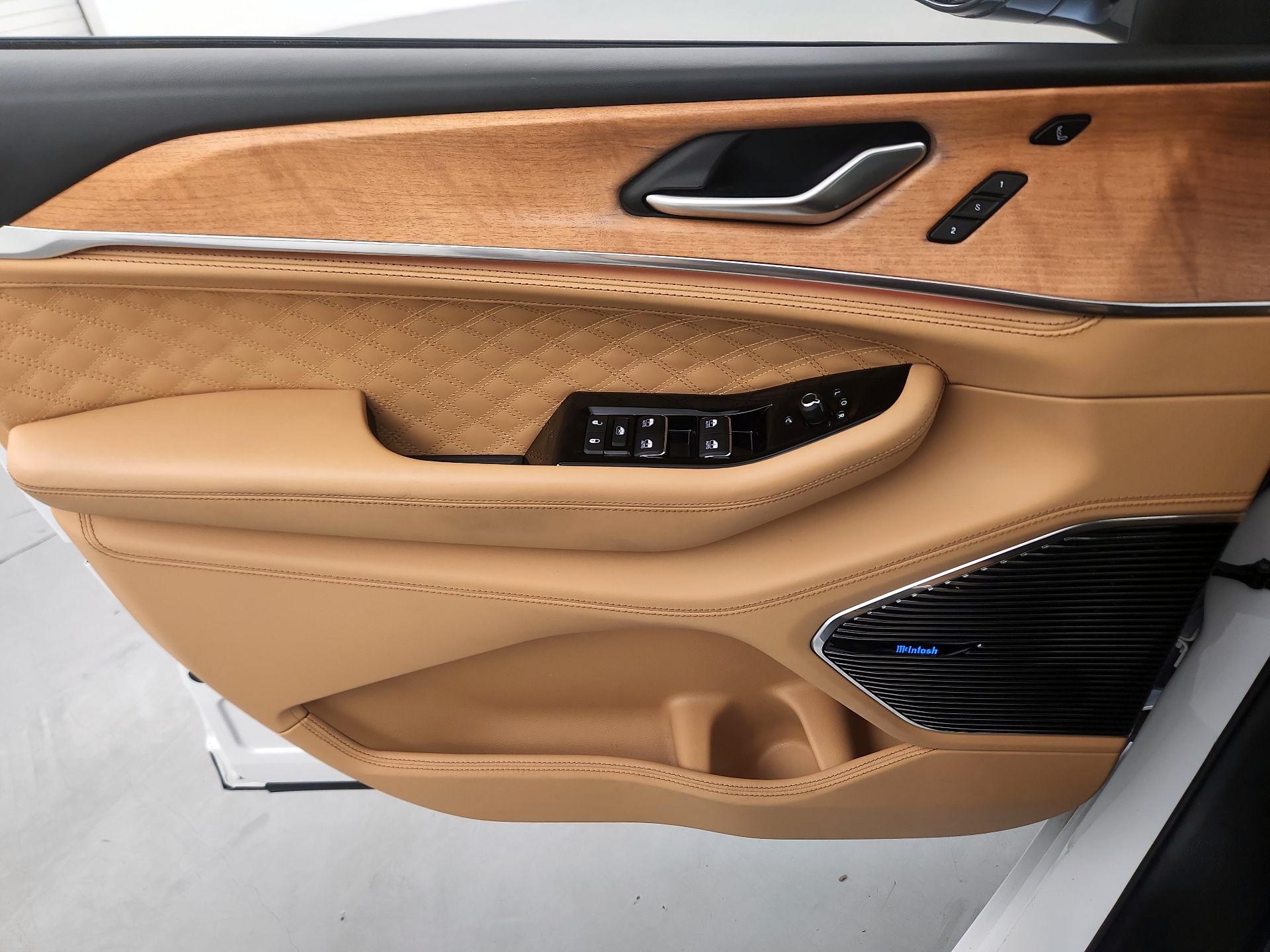 Thumbnail: 2022 Jeep Grand Cherokee - 12