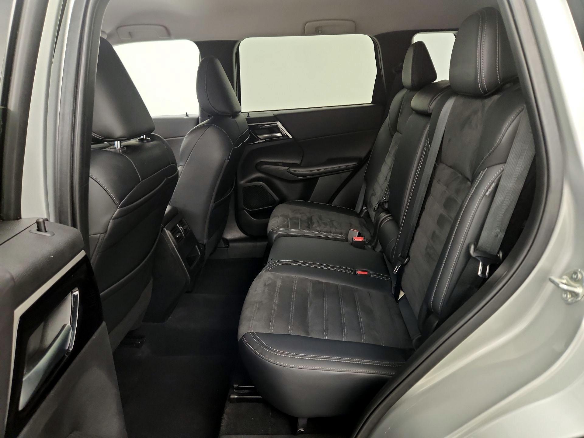 Thumbnail: 2024 Mitsubishi Outlander - 20