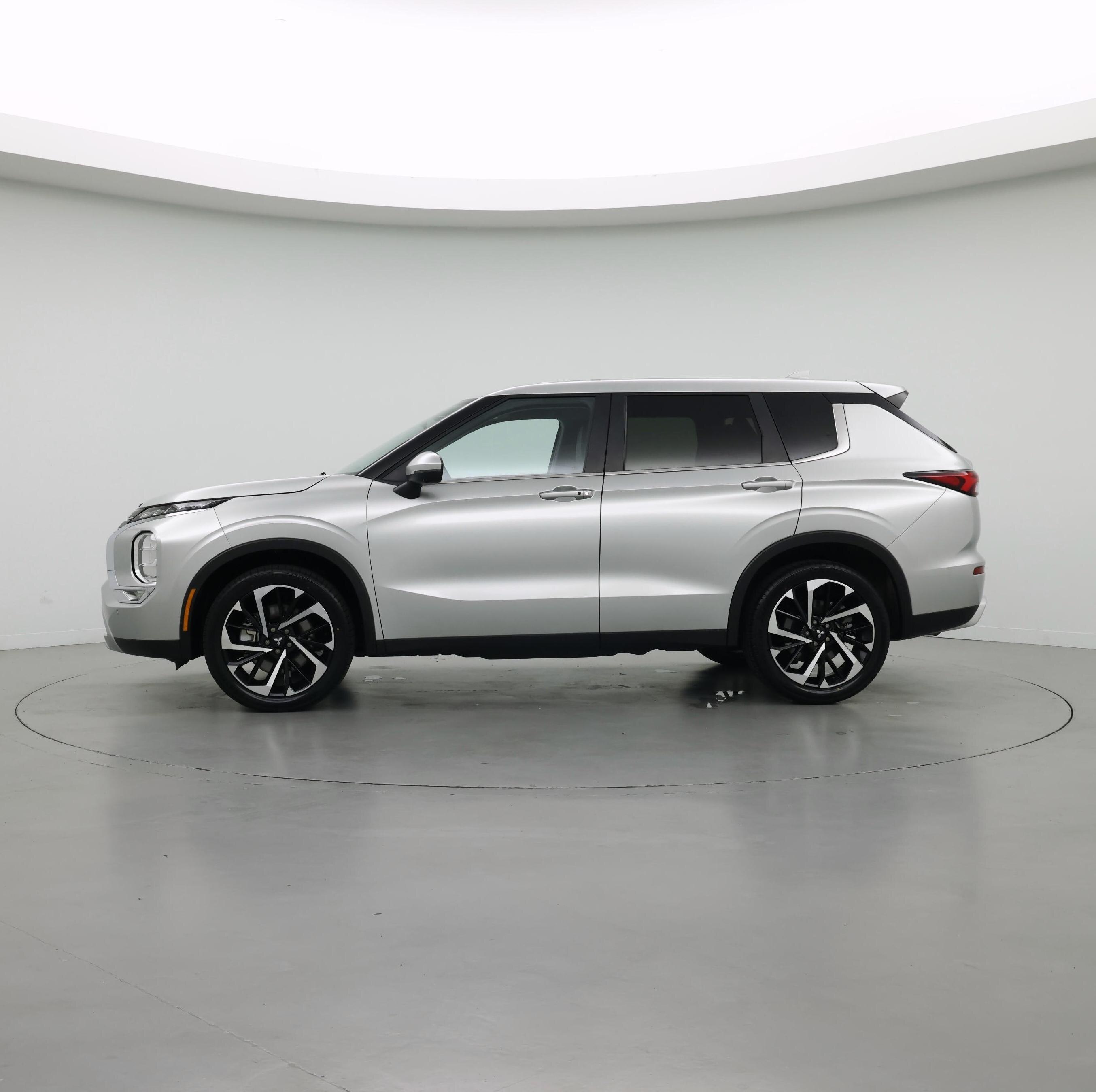 Thumbnail: 2024 Mitsubishi Outlander - 3
