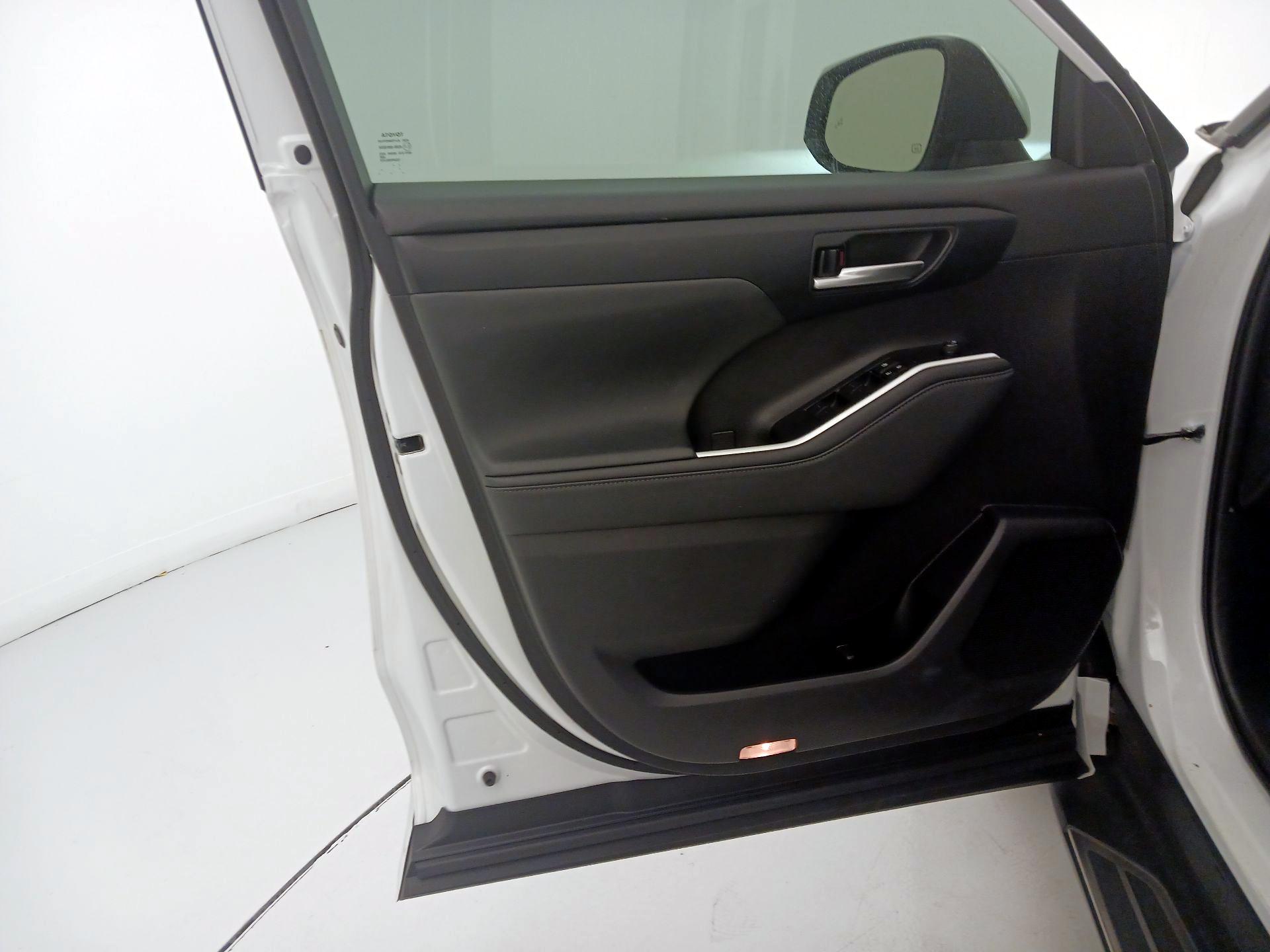 Thumbnail: 2023 Toyota Highlander - 12