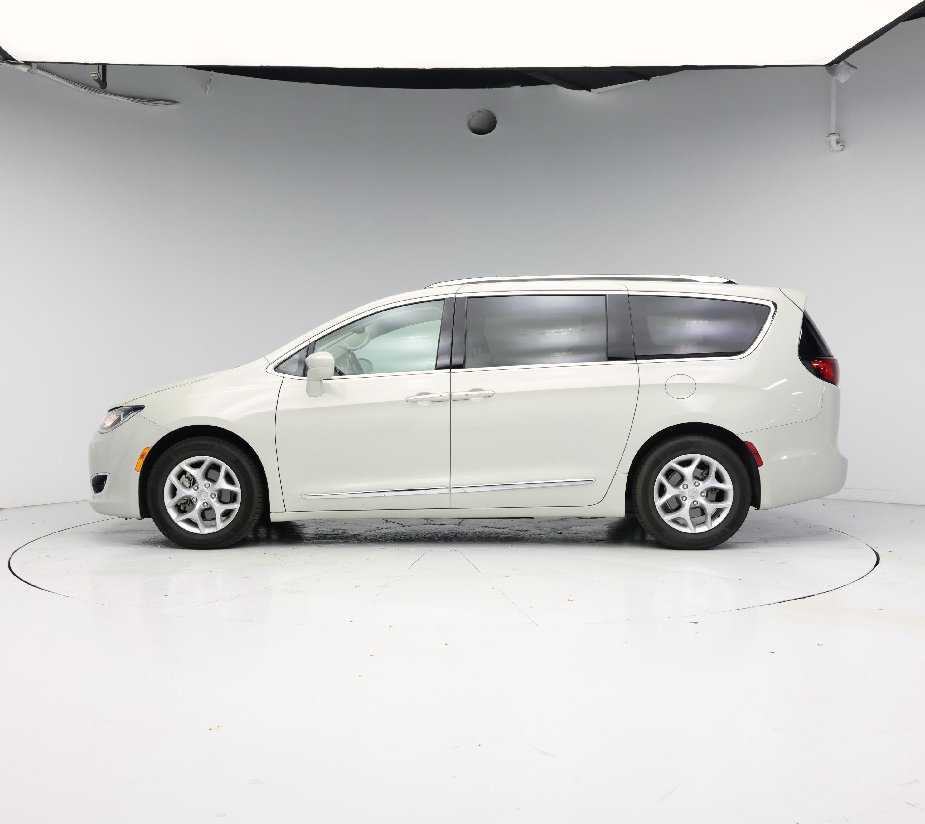 Thumbnail: 2019 Chrysler Pacifica - 3