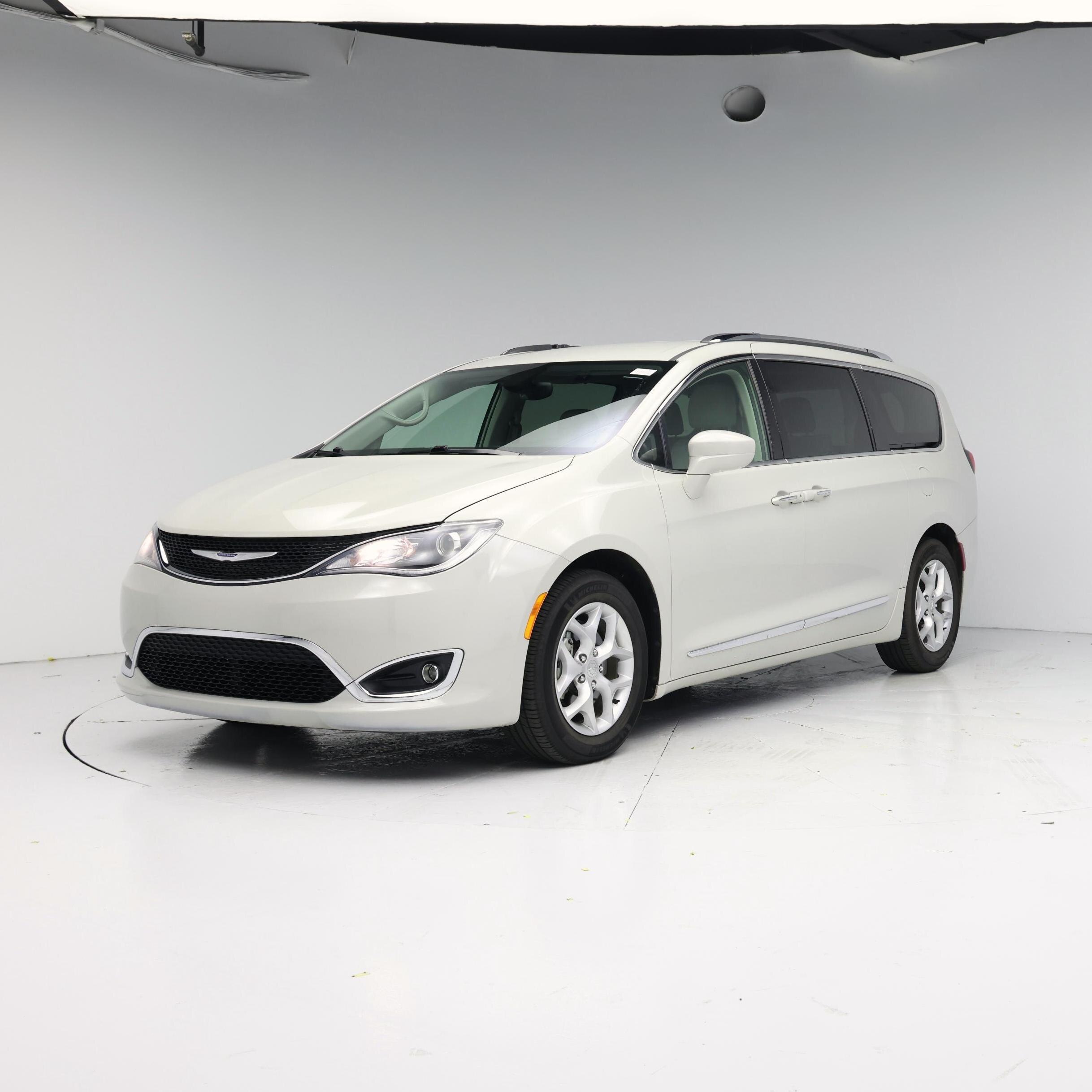 Thumbnail: 2019 Chrysler Pacifica - 4