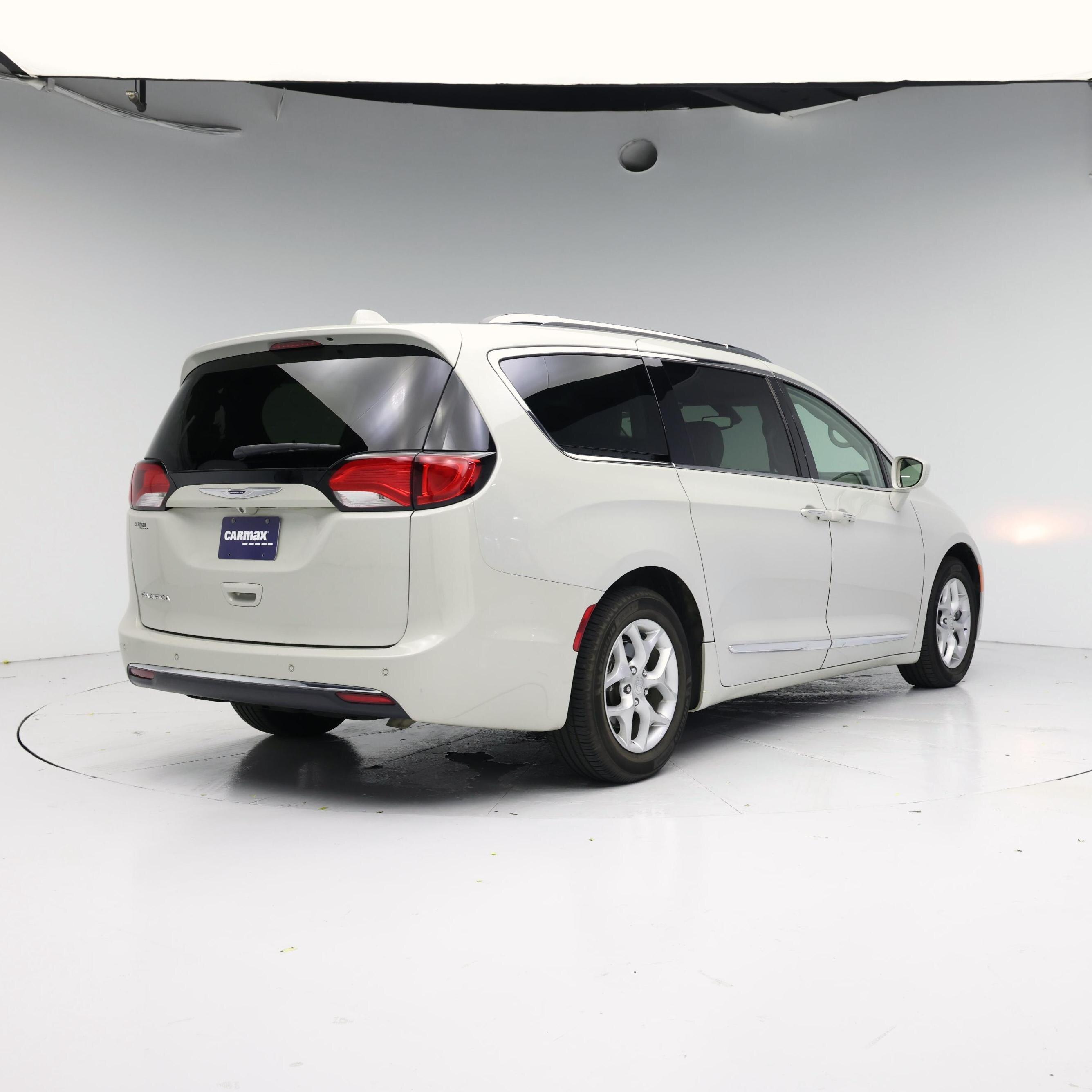 Thumbnail: 2019 Chrysler Pacifica - 8