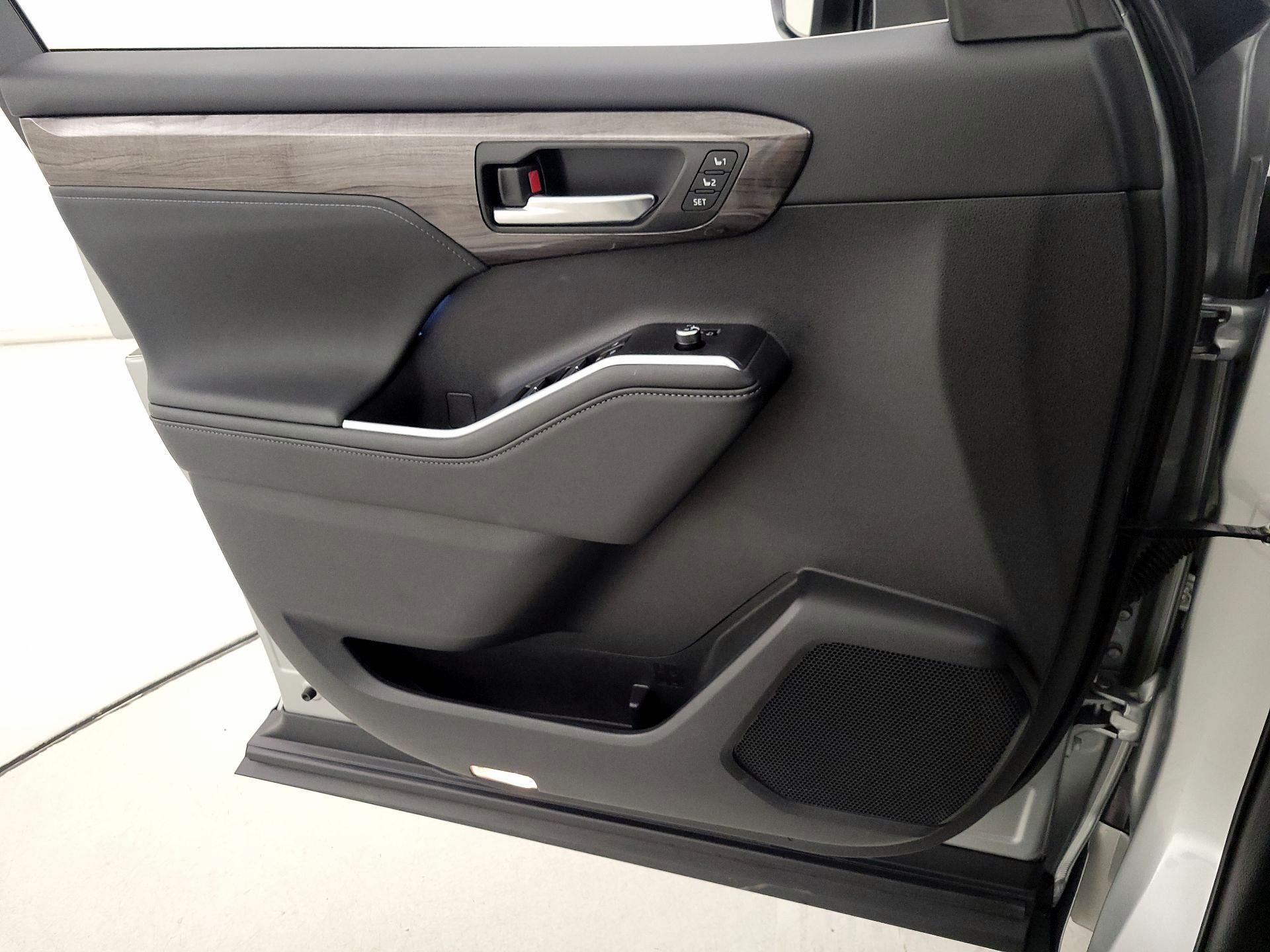 Thumbnail: 2024 Toyota Highlander - 12