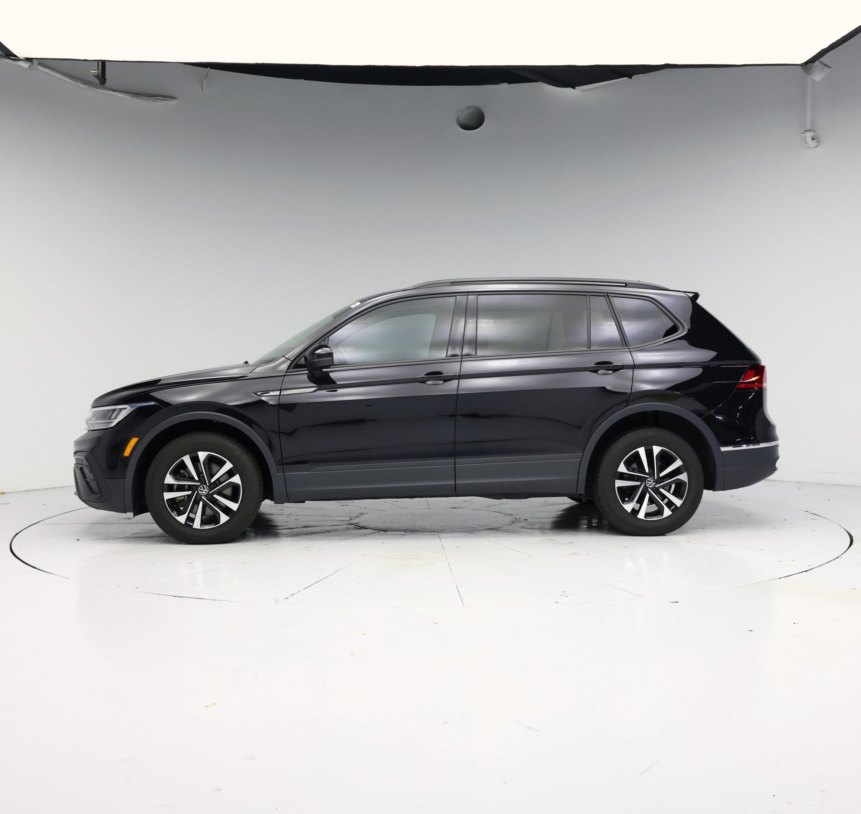 Thumbnail: 2023 Volkswagen Tiguan - 3