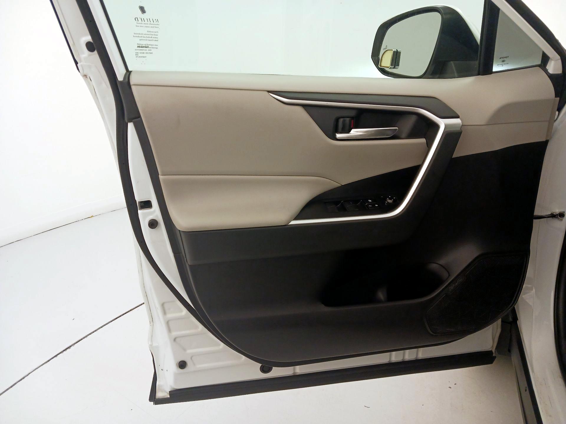 Thumbnail: 2019 Toyota RAV4 - 12