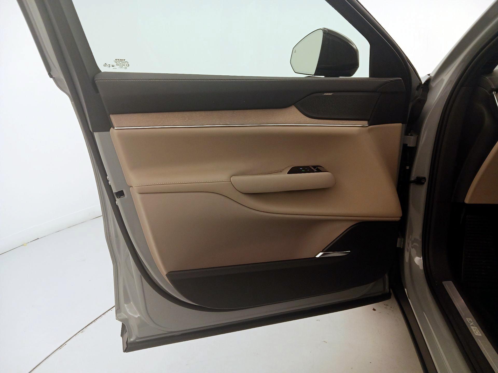 Thumbnail: 2025 Volvo EX90 - 12