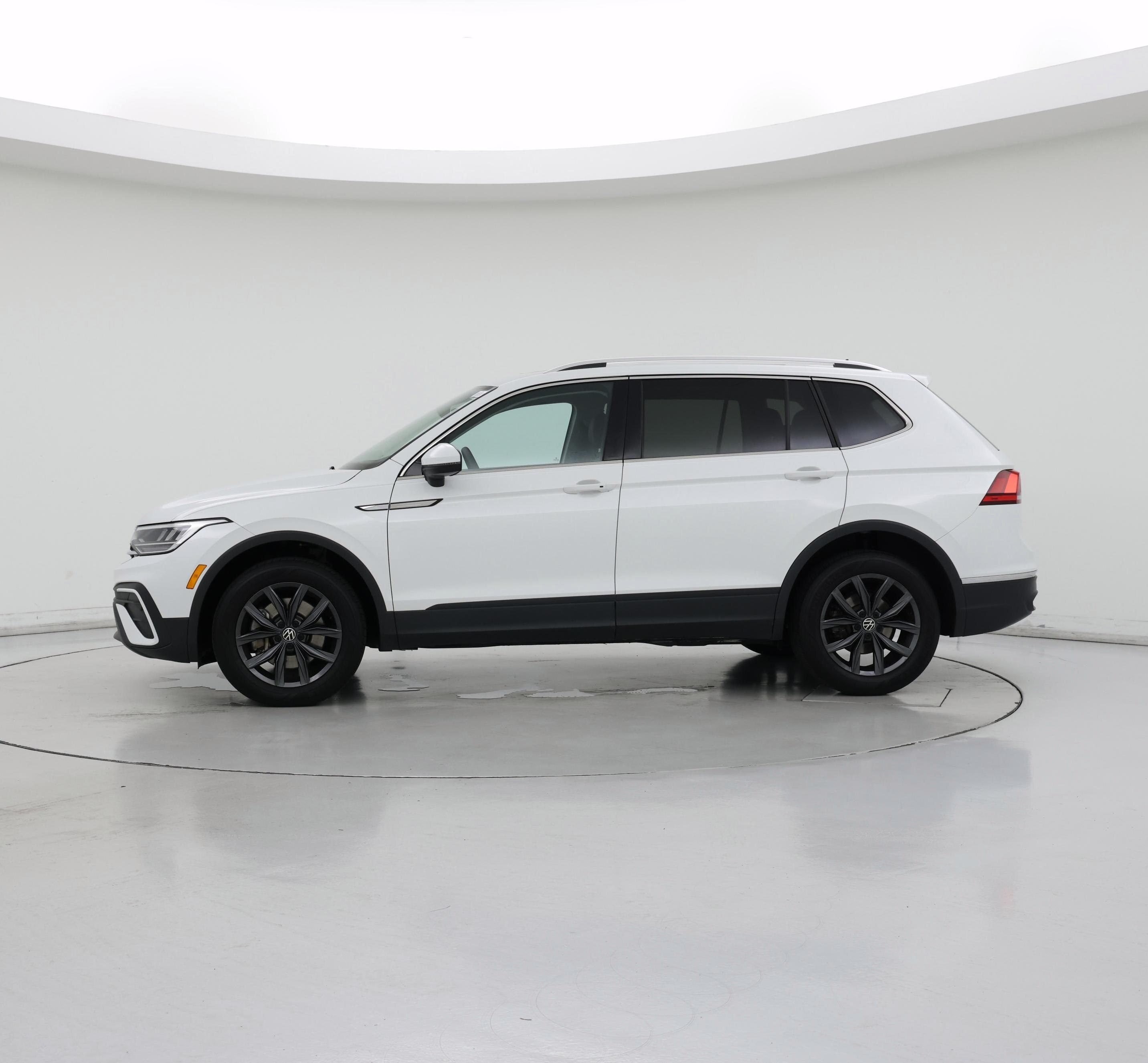Thumbnail: 2023 Volkswagen Tiguan - 3