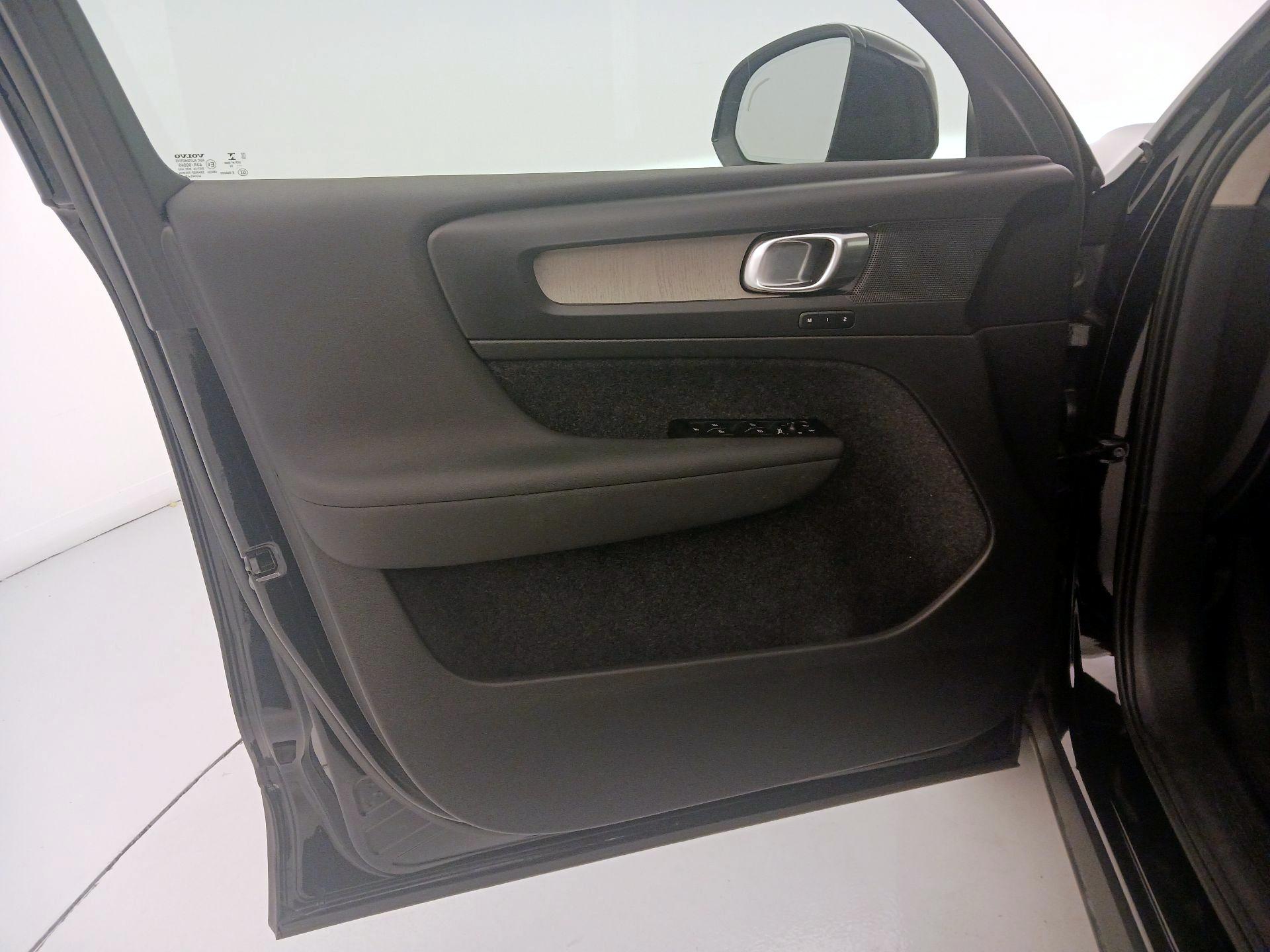 Thumbnail: 2023 Volvo XC40 - 12