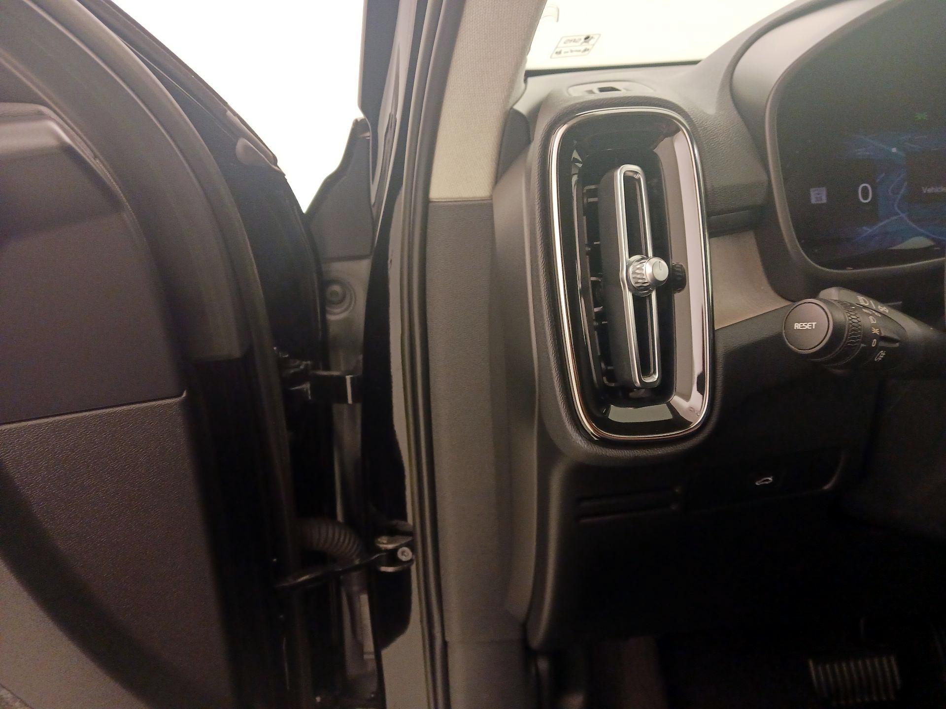 Thumbnail: 2023 Volvo XC40 - 13