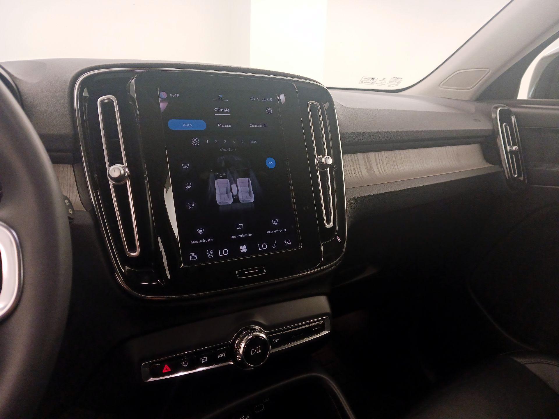 Thumbnail: 2023 Volvo XC40 - 17