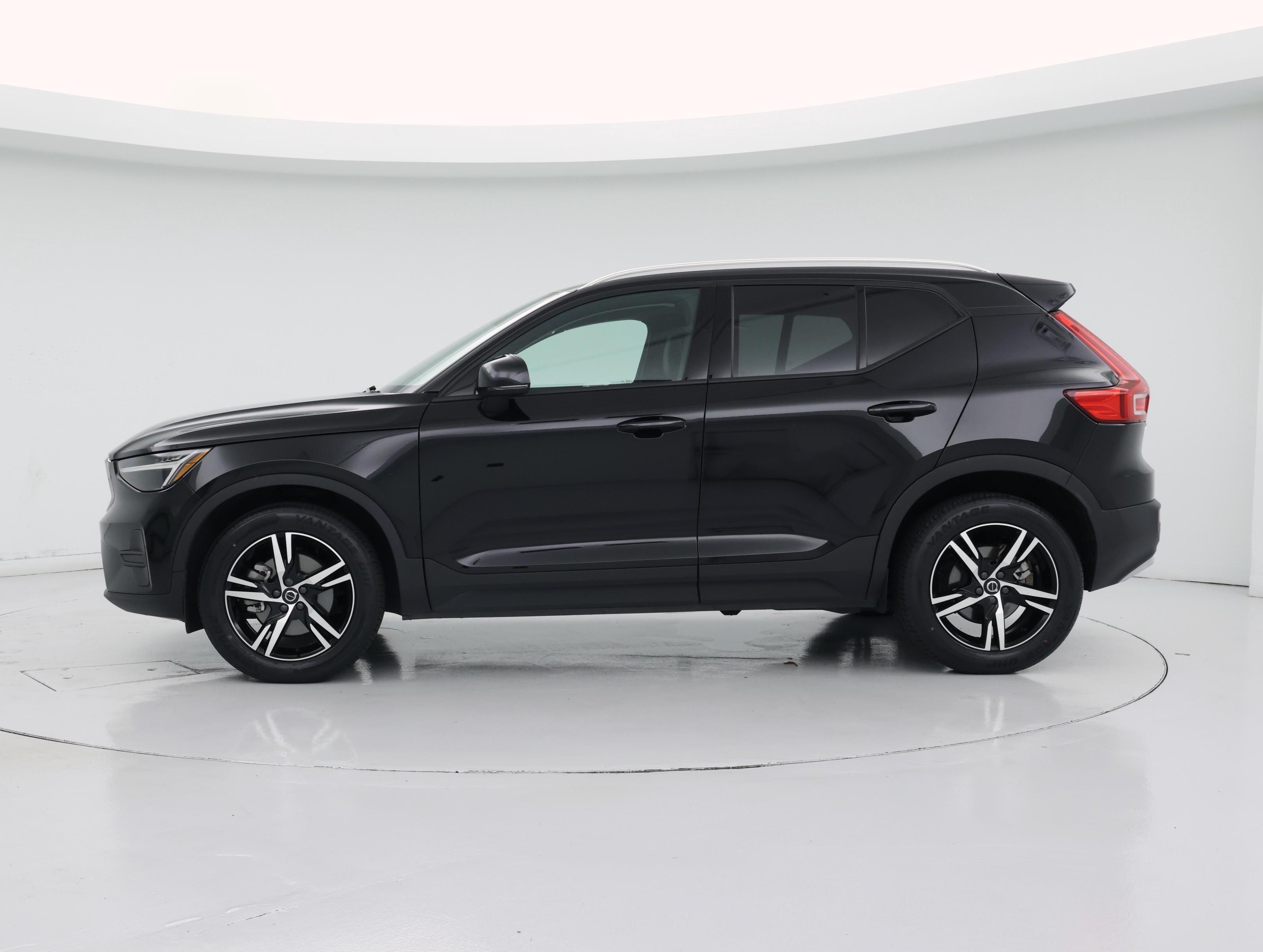 Thumbnail: 2023 Volvo XC40 - 3