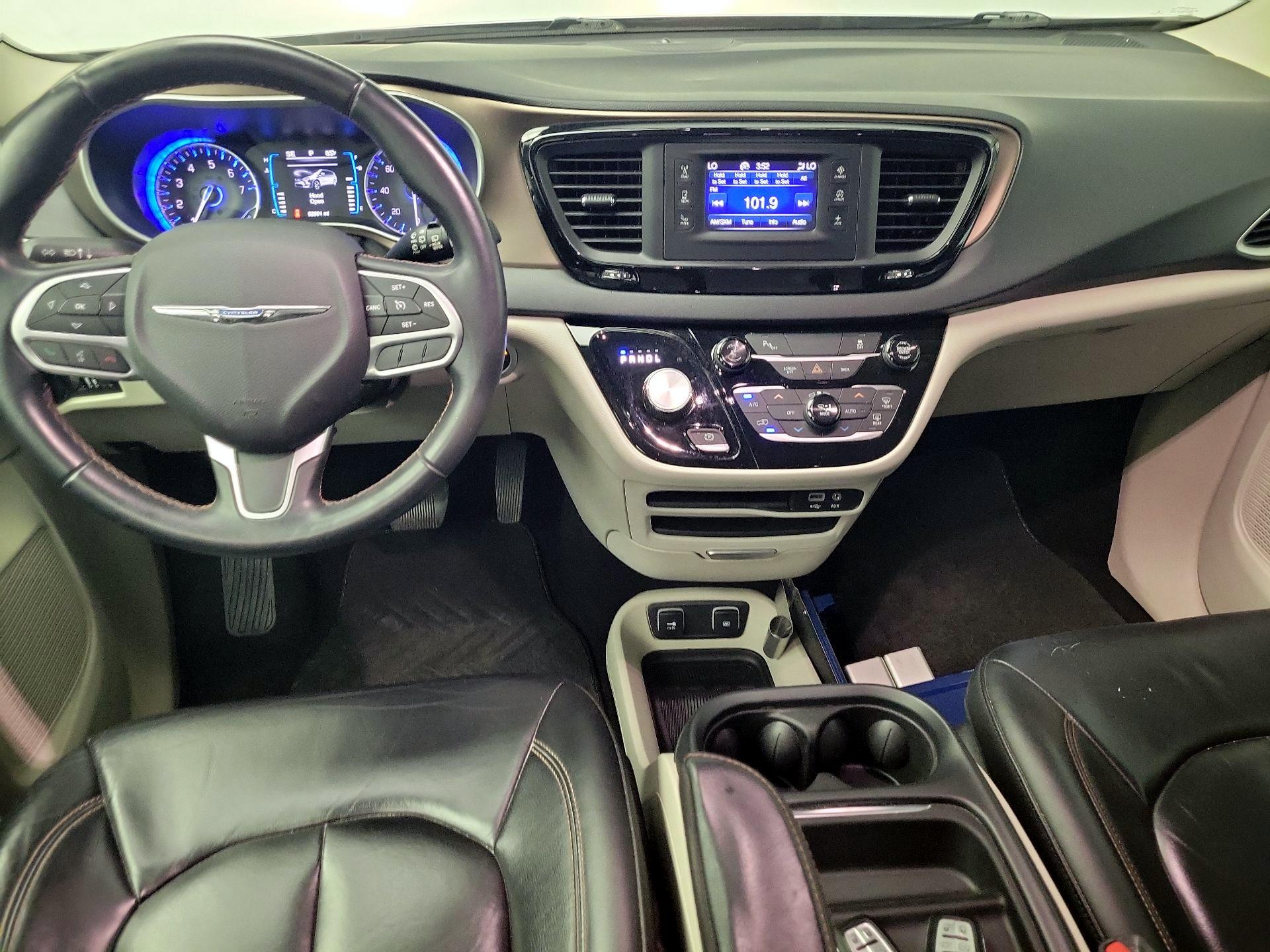 Thumbnail: 2017 Chrysler Pacifica - 9