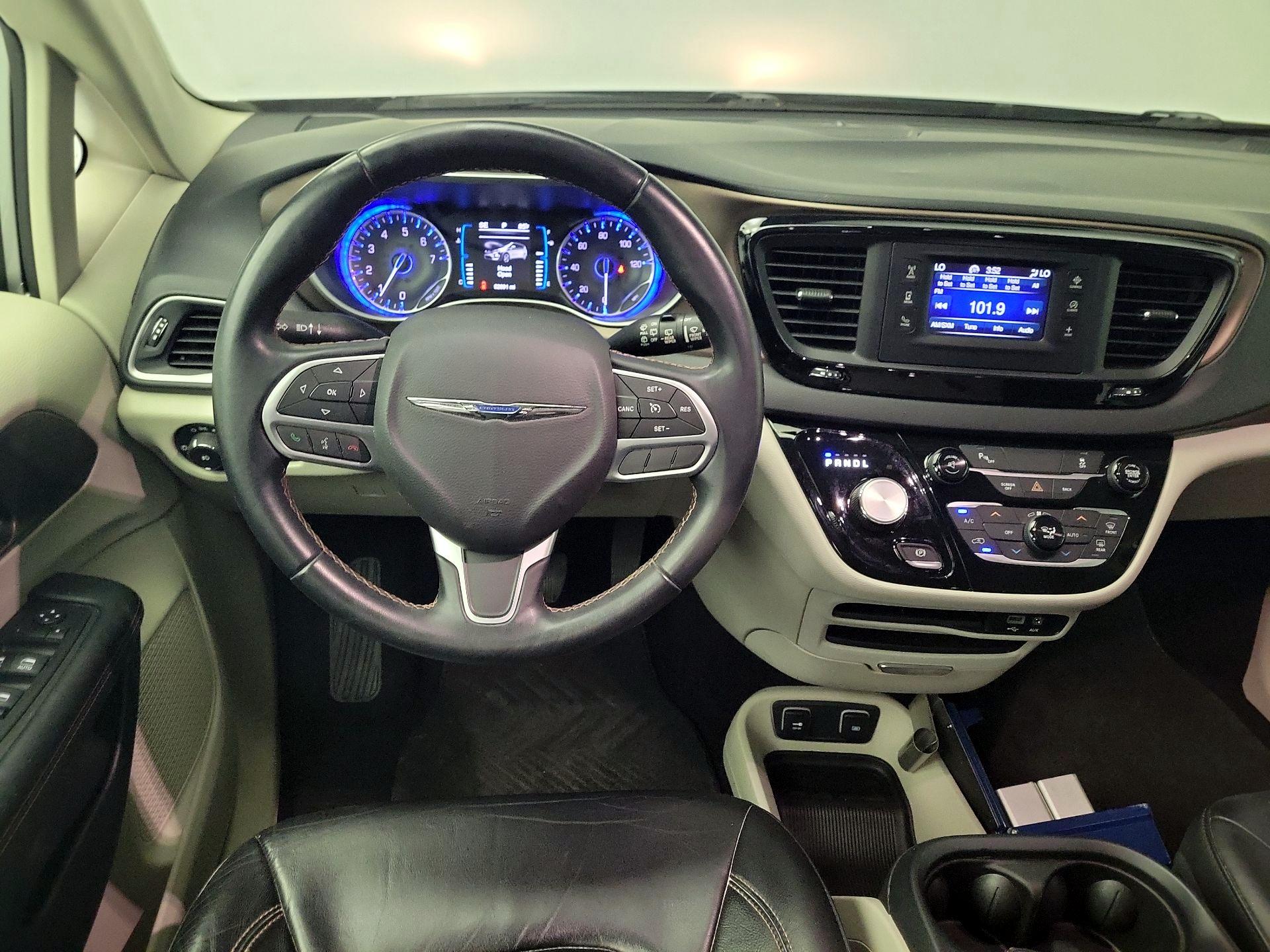 Thumbnail: 2017 Chrysler Pacifica - 10