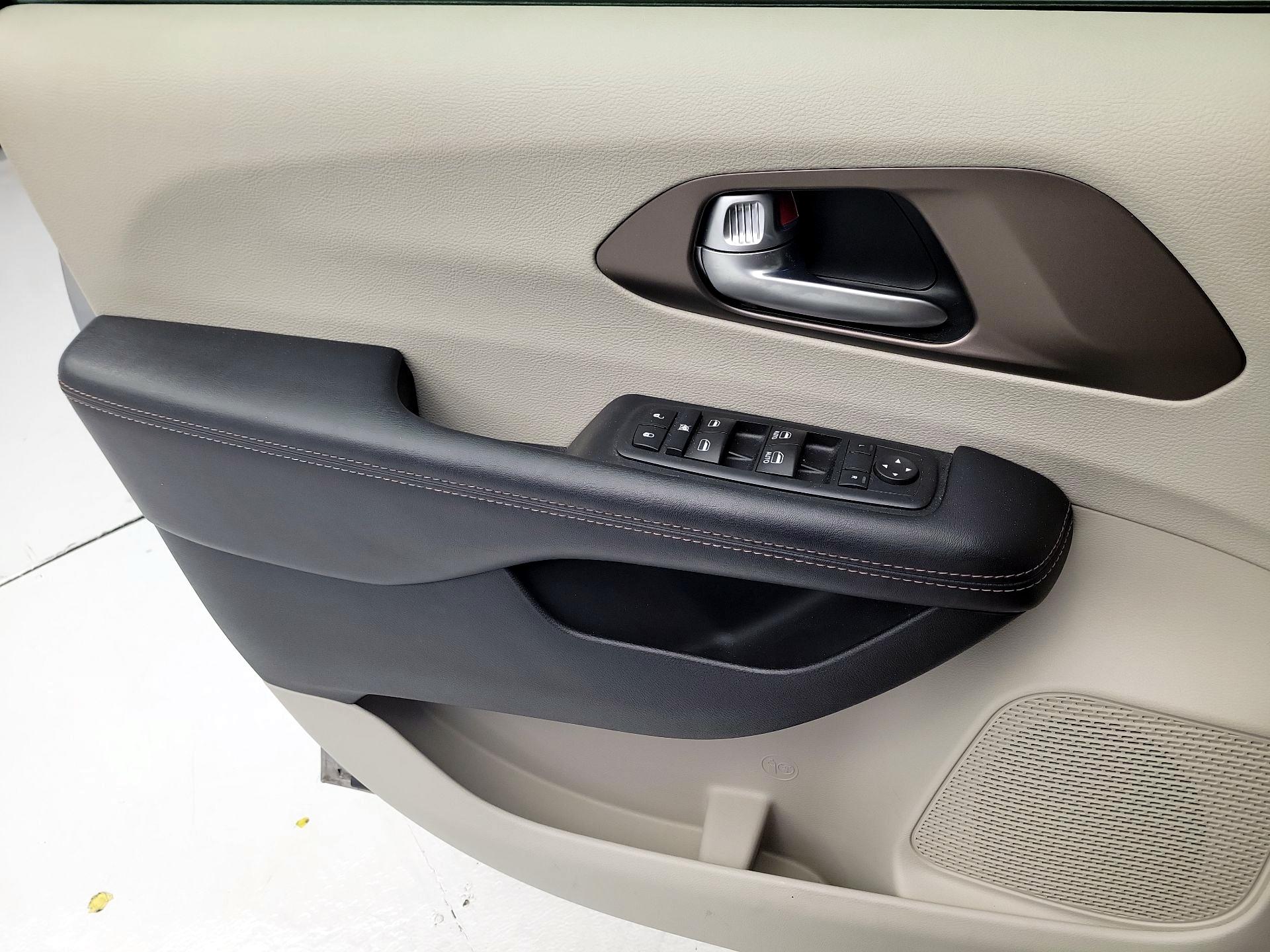 Thumbnail: 2017 Chrysler Pacifica - 12