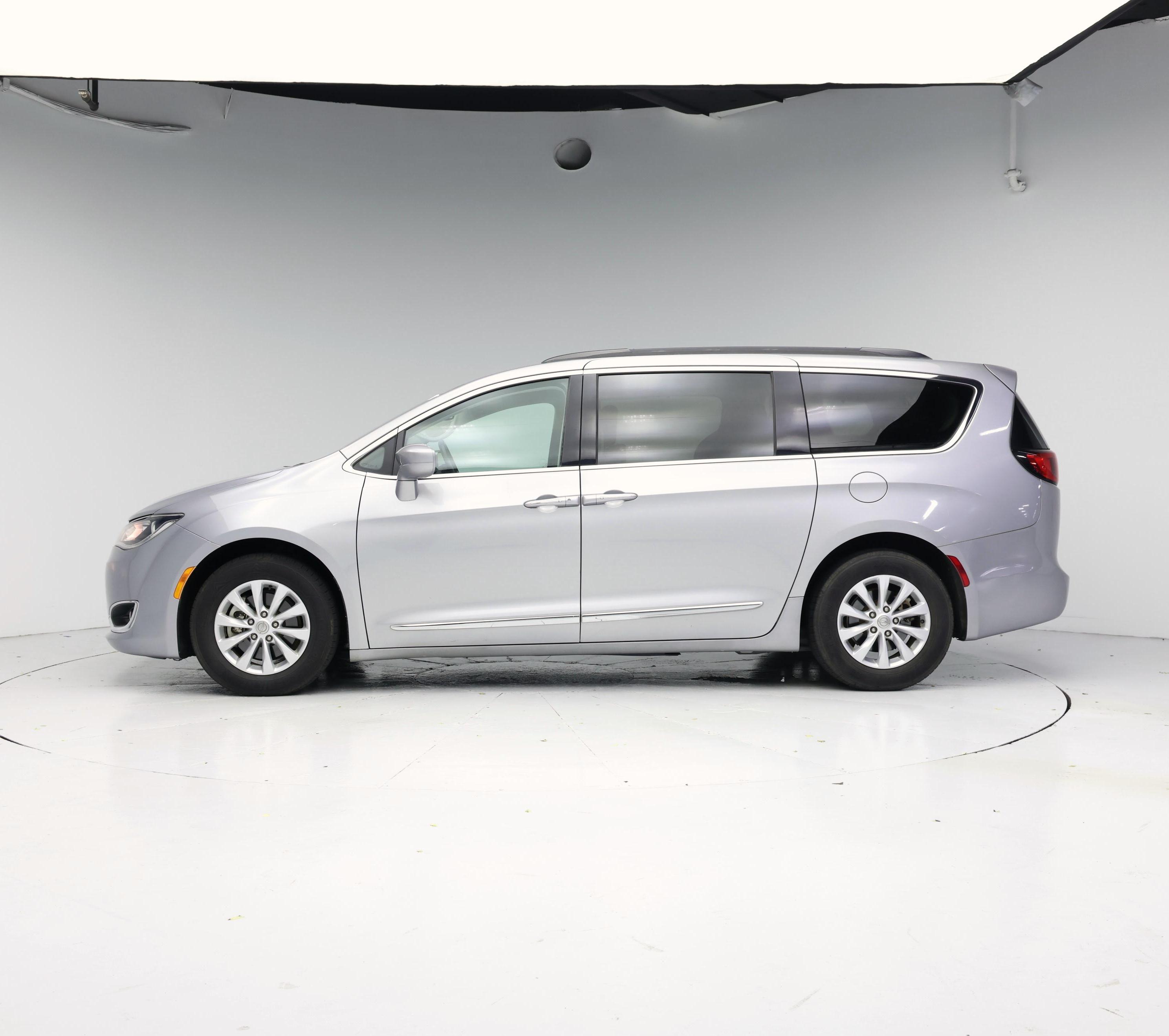 Thumbnail: 2017 Chrysler Pacifica - 3