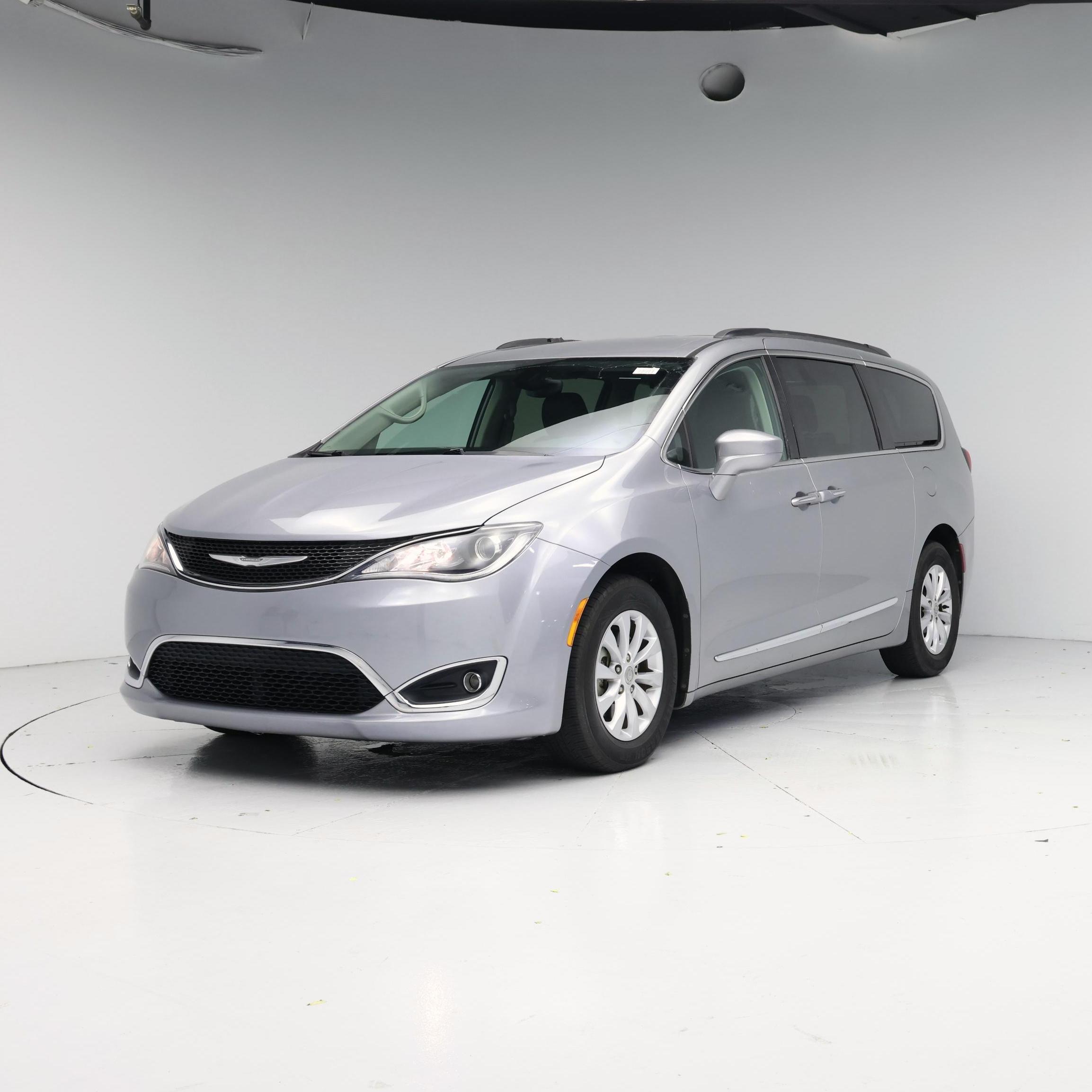 Thumbnail: 2017 Chrysler Pacifica - 4