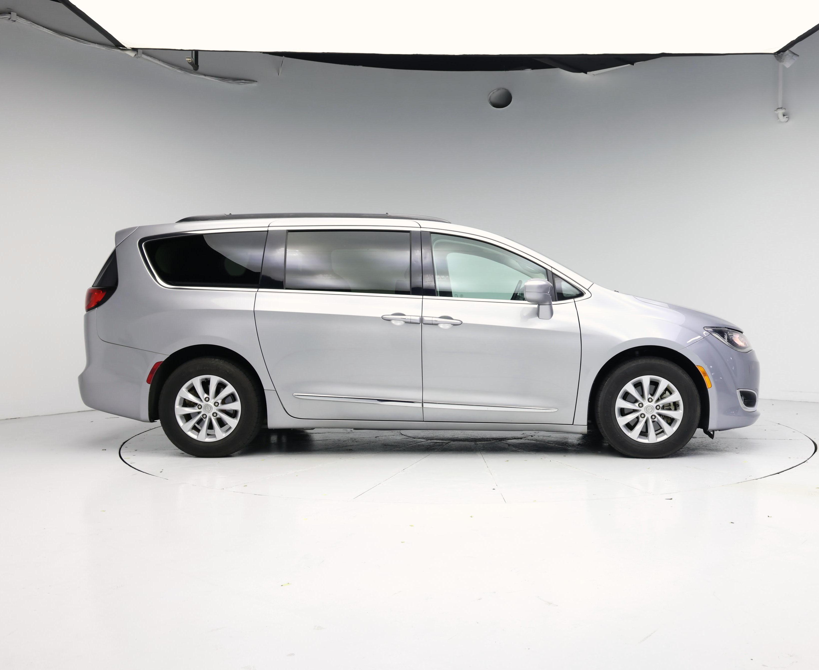 Thumbnail: 2017 Chrysler Pacifica - 7